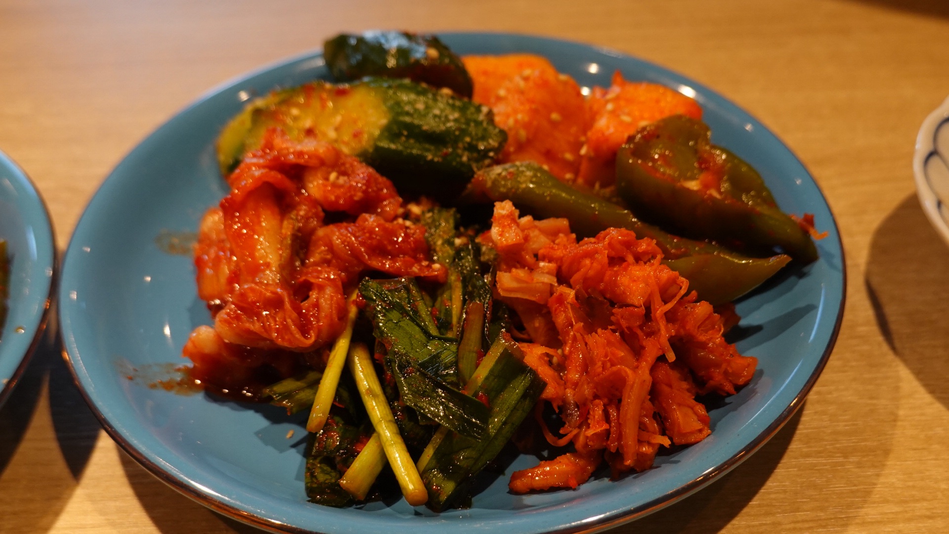 京橋 焼肉・ホルモン 踊ル キムチ6種盛合わせ