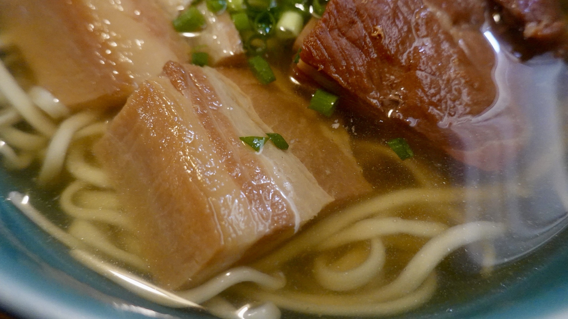 沖縄県 那覇市 OKINAWA SOBA EIBUN（おきなわそば えいぶん） 沖縄そばの新時代を切り開く革新の一杯 BUBUNそば 麺半分 品川イッコー