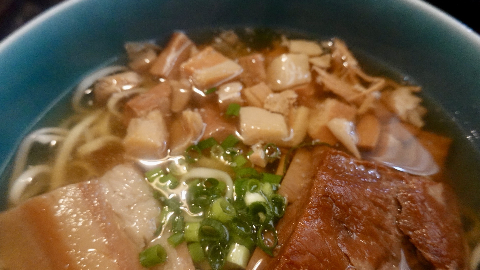 沖縄県 那覇市 OKINAWA SOBA EIBUN（おきなわそば えいぶん） 沖縄そばの新時代を切り開く革新の一杯 BUBUNそば 麺半分 品川イッコー