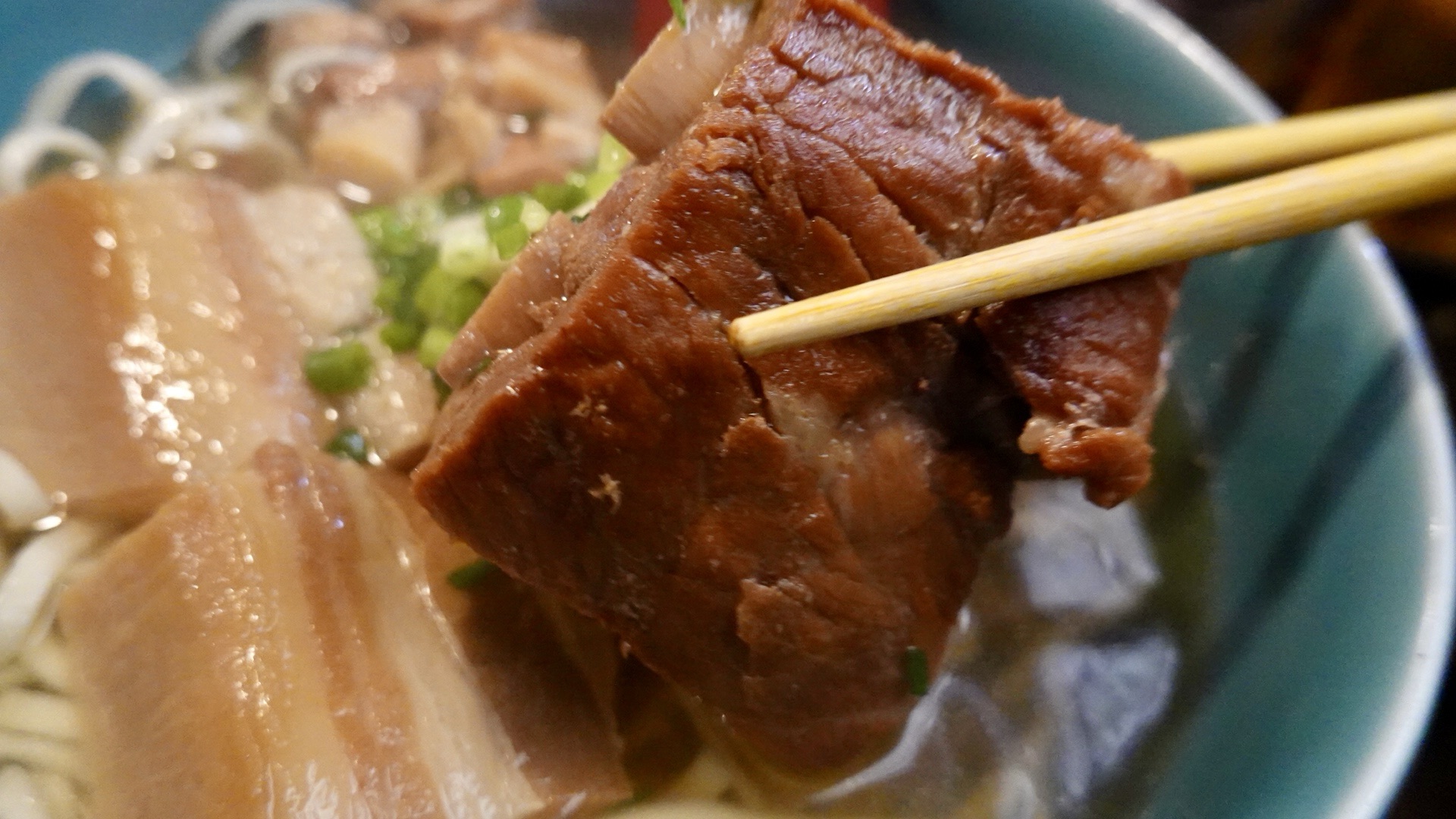 沖縄県 那覇市 OKINAWA SOBA EIBUN（おきなわそば えいぶん） 沖縄そばの新時代を切り開く革新の一杯 BUBUNそば 麺半分 品川イッコー