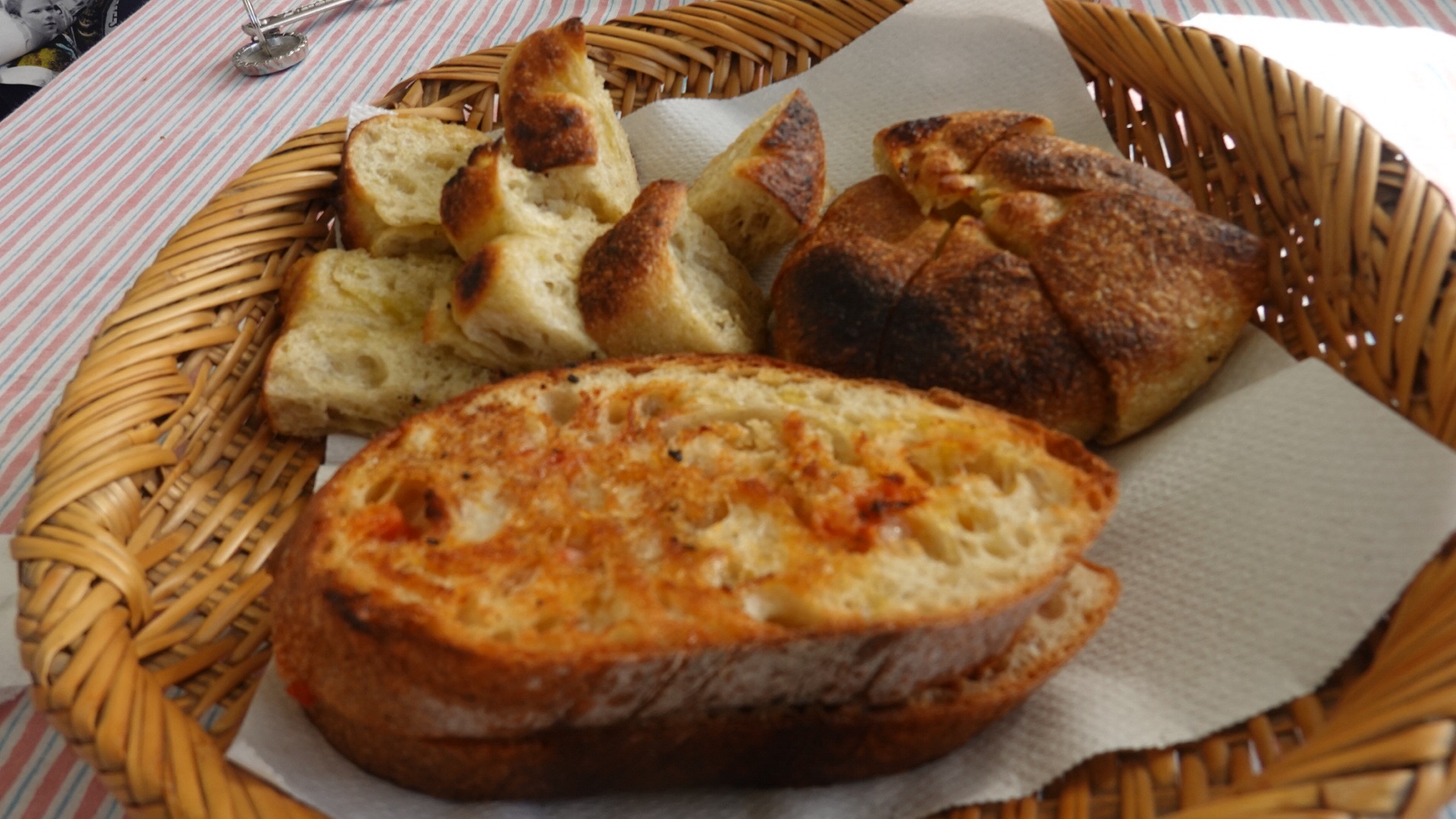 沖縄県　宜野湾　宗像堂 (むなかたどう)　石窯で焼く天然酵母パンの店　パン　品川イッコー