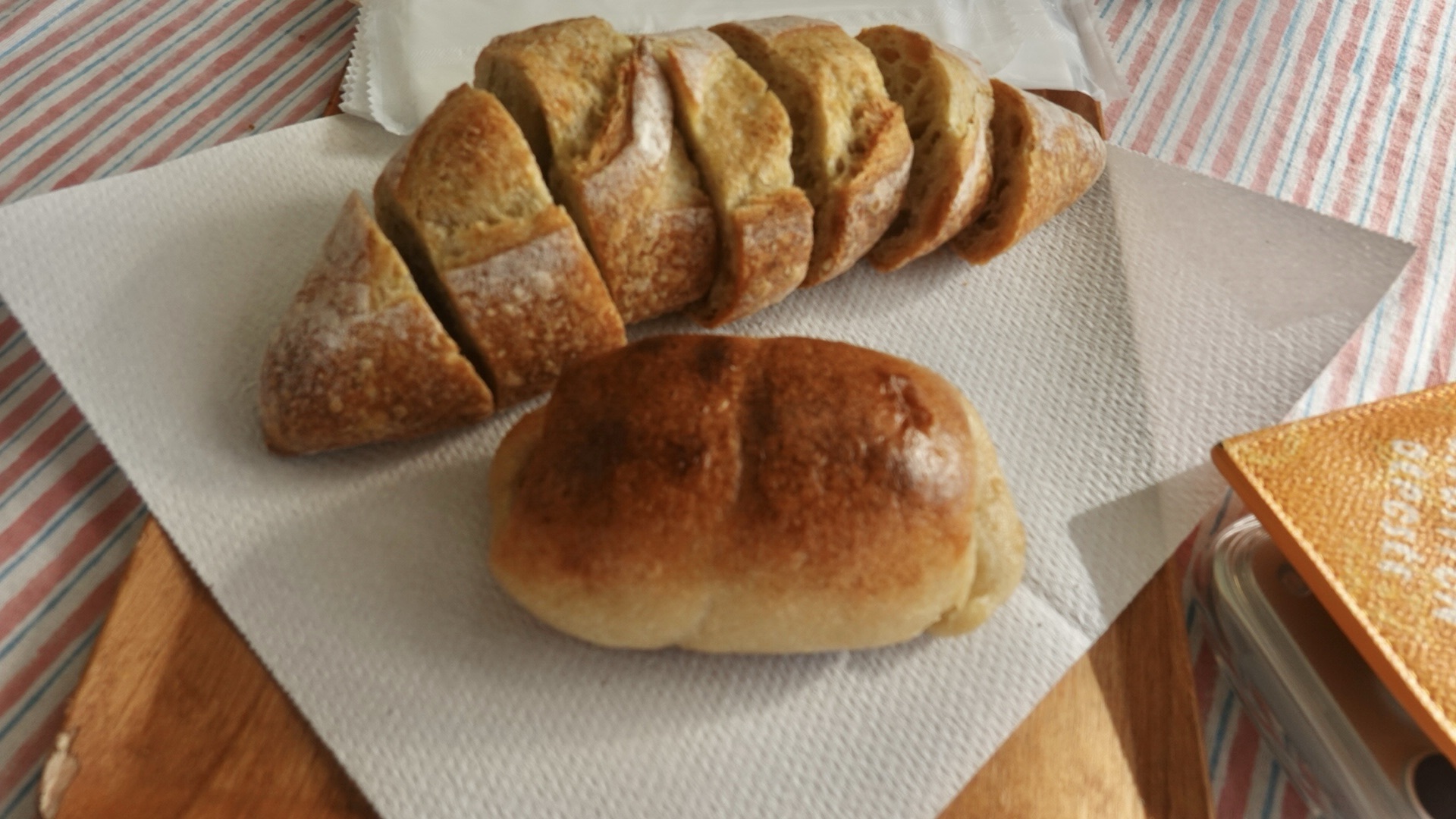 沖縄県　宜野湾　宗像堂 (むなかたどう)　石窯で焼く天然酵母パンの店　パン　品川イッコー