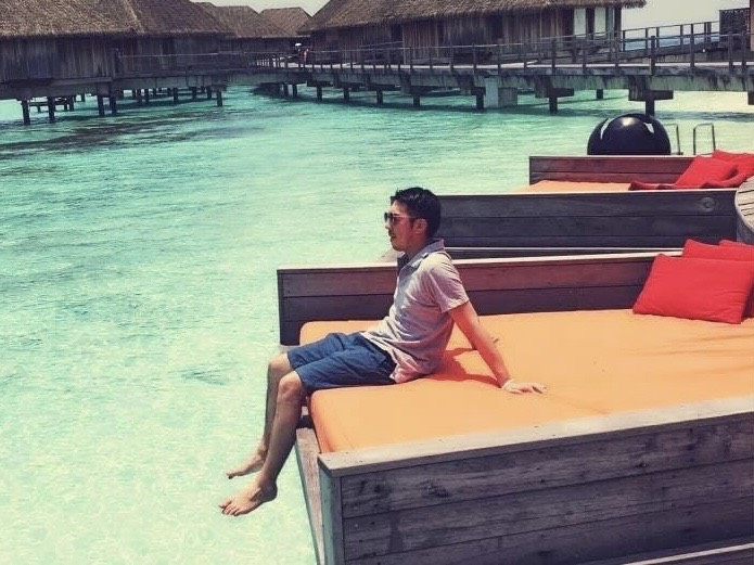 品川イッコーがモルディブの海を見てるシーン