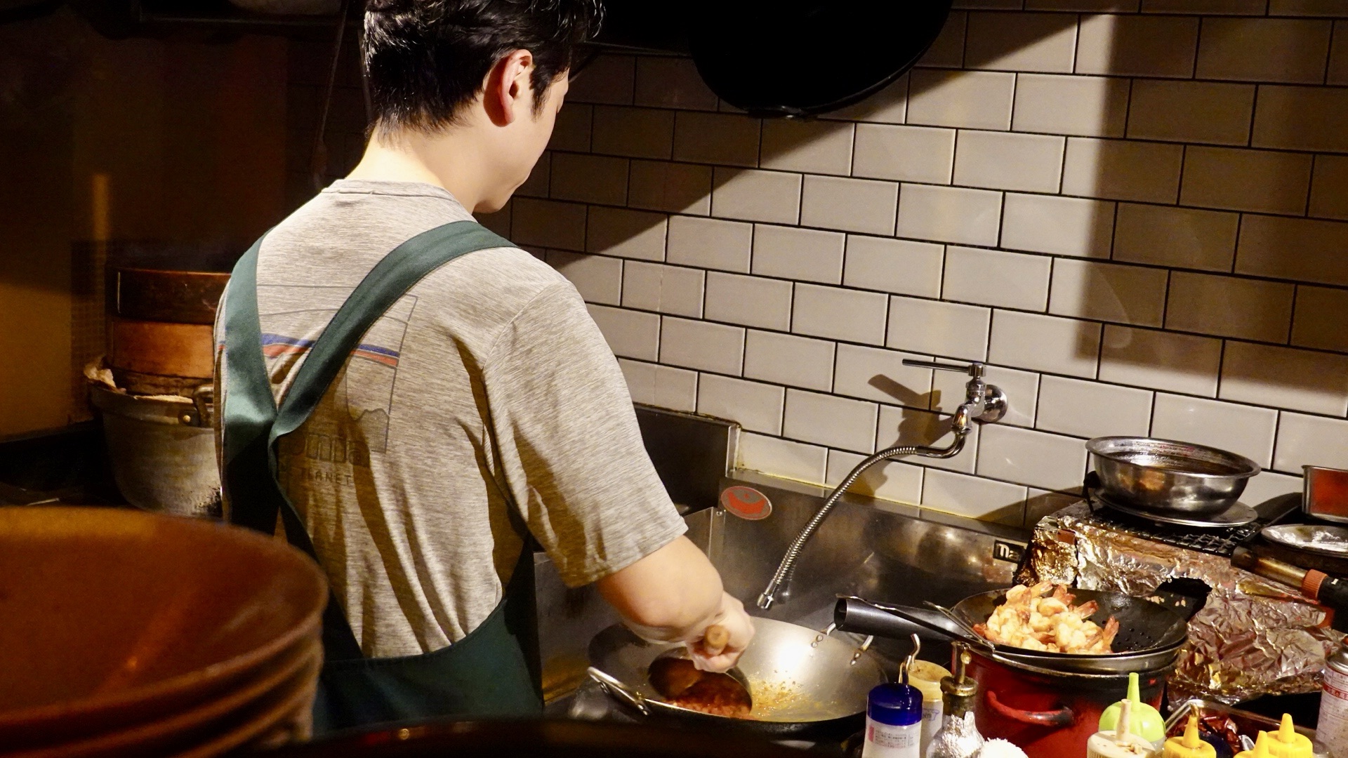 神奈川県 藤沢市 fu-fu shisen(フーフーシセン) 肉を使わない四川料理 エビチリを作るシェフ 品川イッコー