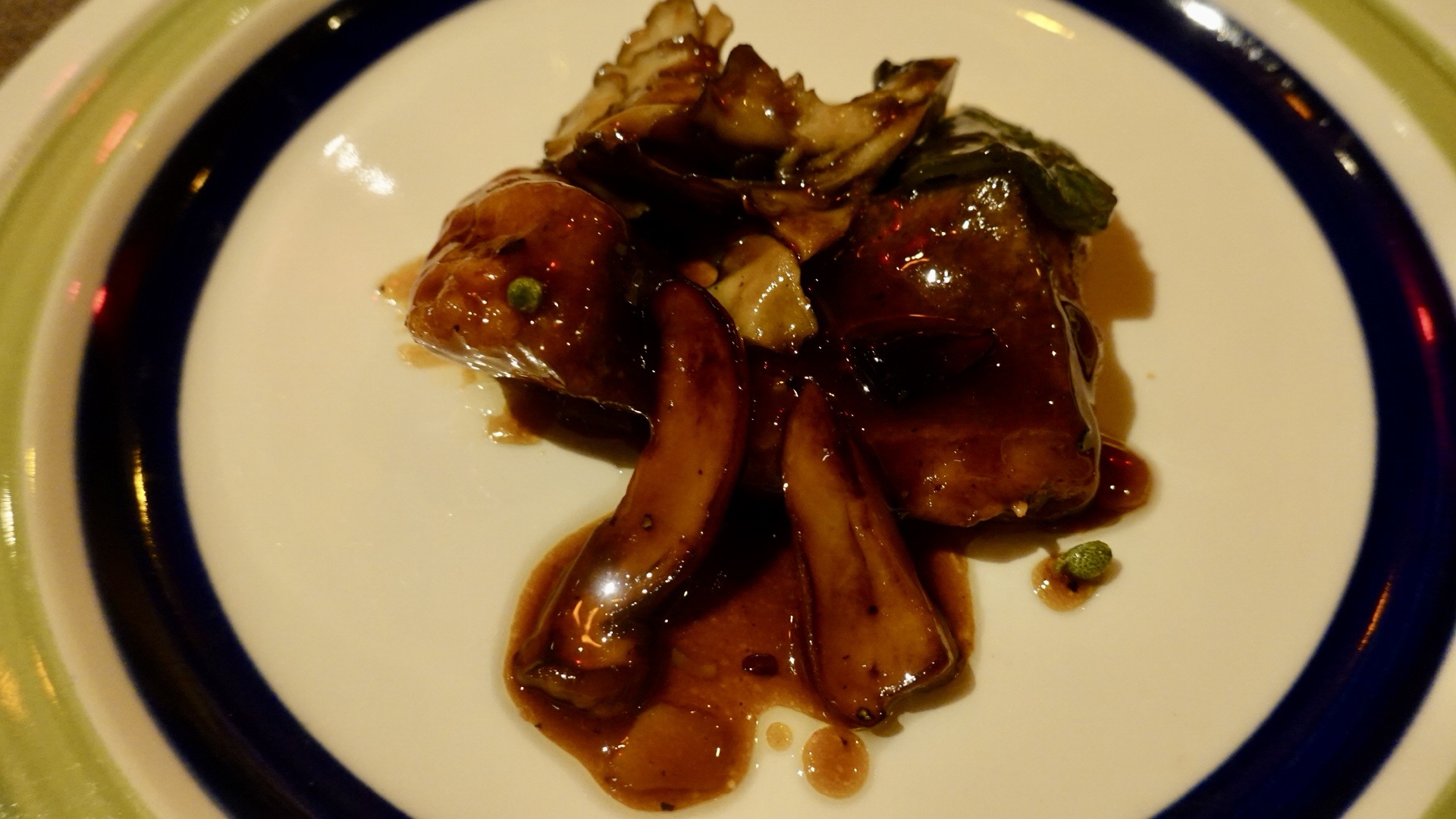 神奈川県 藤沢市 fu-fu shisen(フーフーシセン) 肉を使わない四川料理 北海秋鮭のポルチーニオイスターソース 品川イッコー