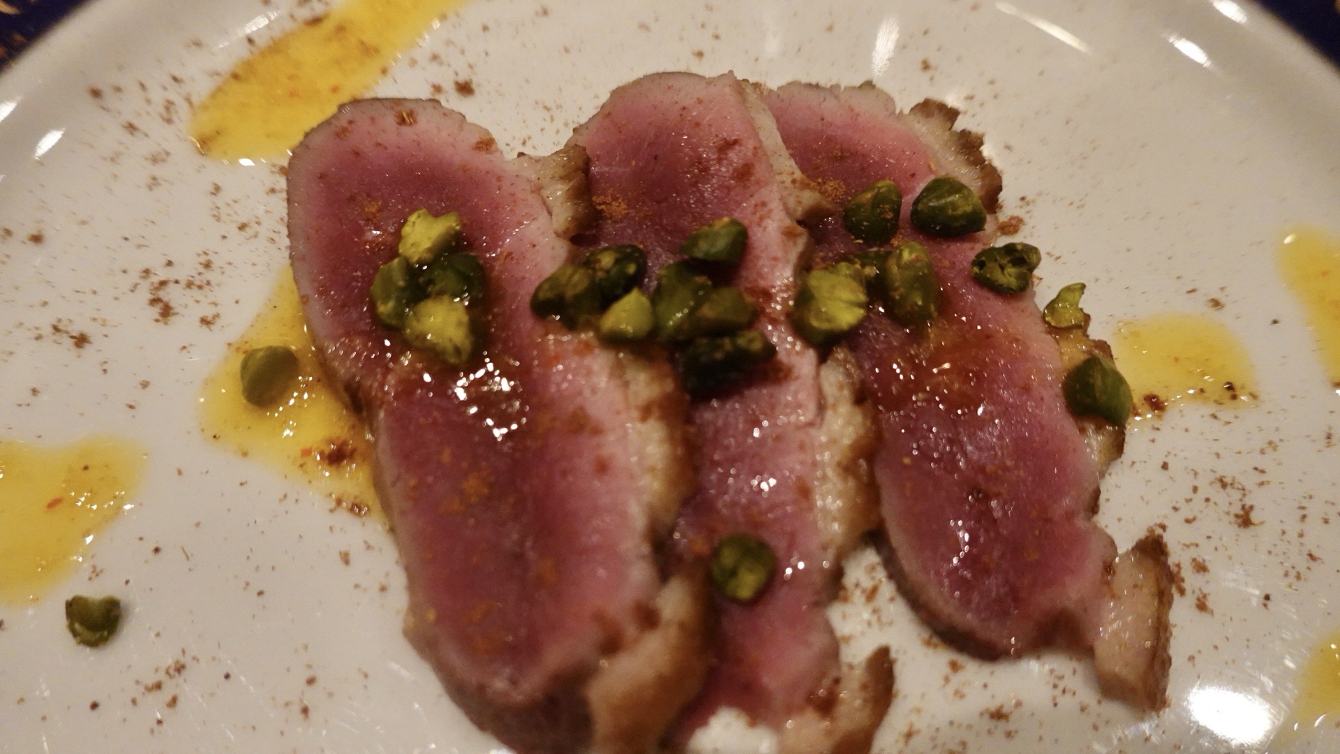 フレンチ和食の新感覚スペシャルワイン会 おぶね 近江鴨藁炙り燻製 五香粉 赤柚子胡椒のEXソース ピスタチオダイス 品川イッコー