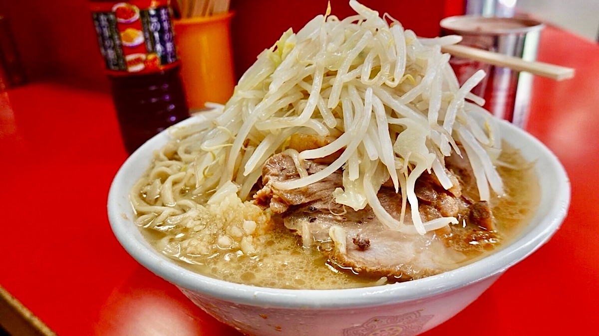 ラーメン二郎 全店まとめ【2025年最新版】｜本店から広がる系譜と味の特徴を徹底解説【完全保存版】 三田本店のラーメン写真 品川イッコー