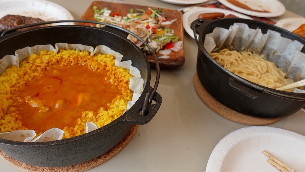 東京都 武蔵境 QuOLaの庭 駅徒歩30秒。空と緑に包まれる屋上リゾートBBQと都会型グランピングの新定番 バターチキンとカルボナーラ