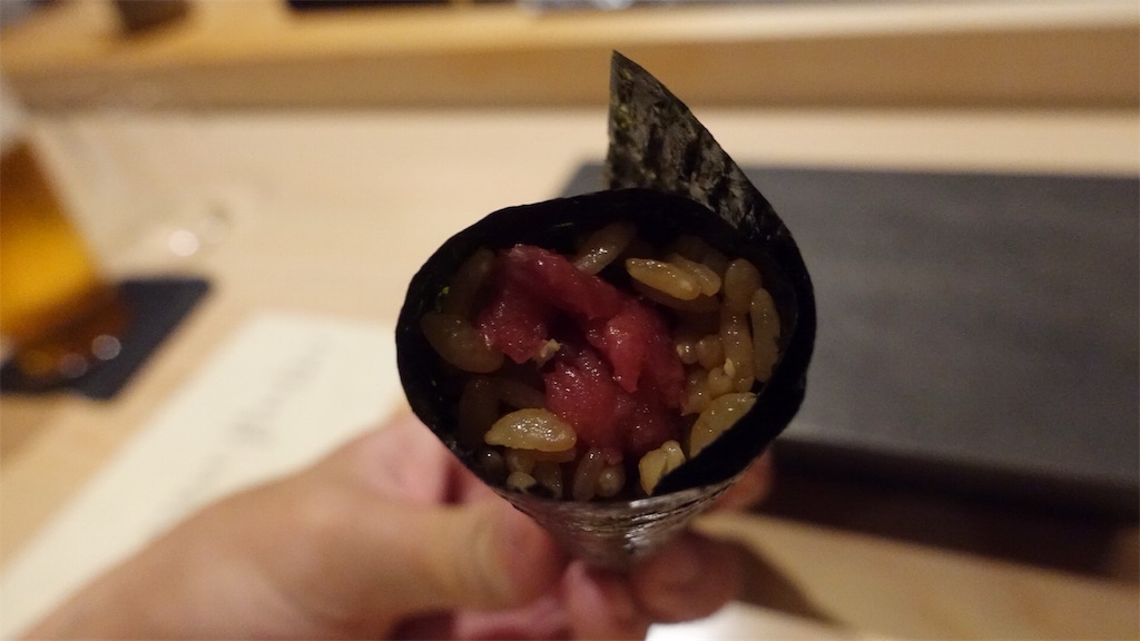 東京都 中央区 銀座 はっこく 鮨 とかみを有名店にした佐藤氏の独立店 マグロの突先の手巻き 品川イッコー