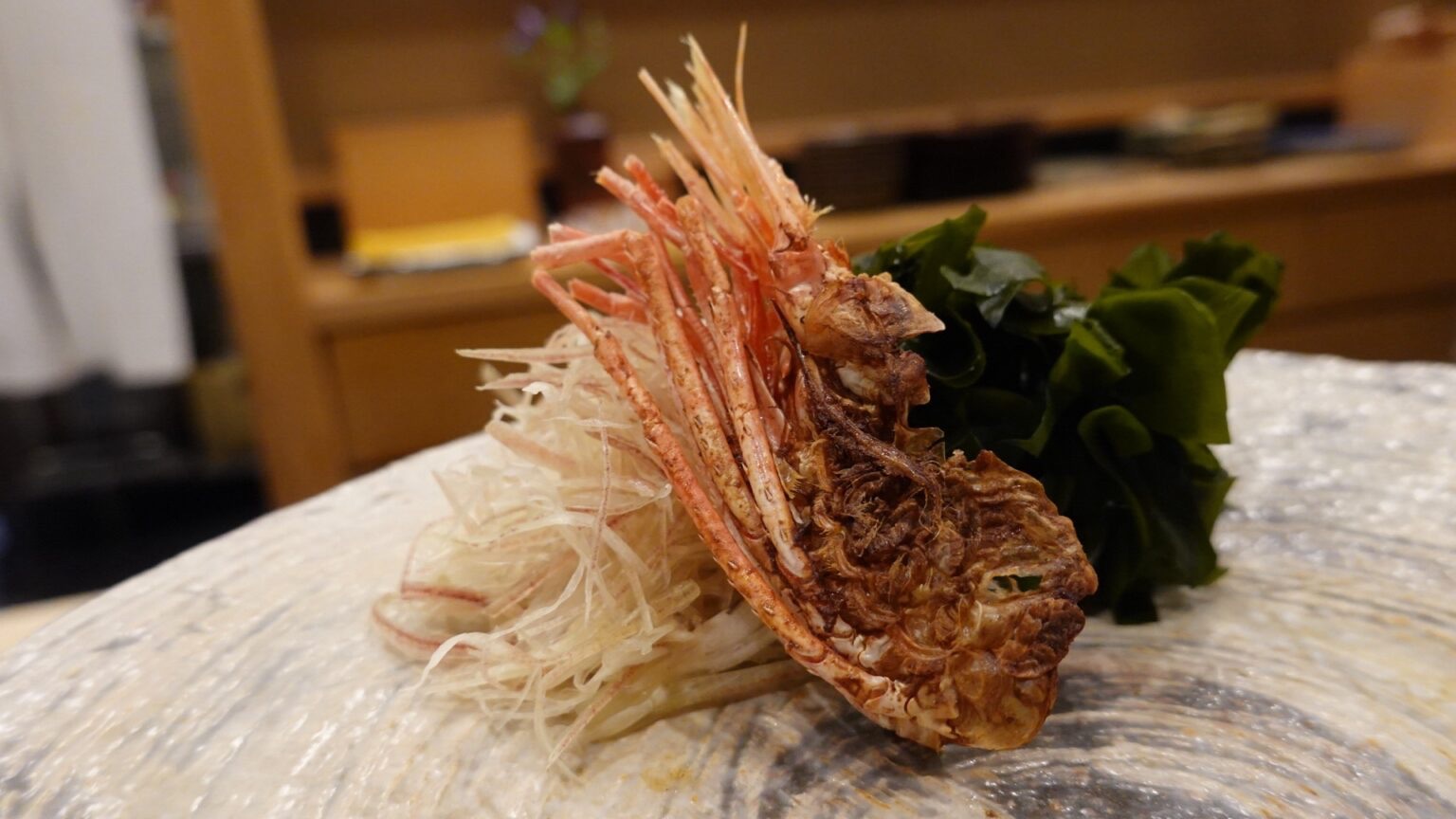 神奈川県 横浜市 関内 なか條 日本最高峰は、なか條に集まる。ピンネタが集まる日本屈指の鮨屋の超名店 寿司 ボタン海老の殻 品川イッコー