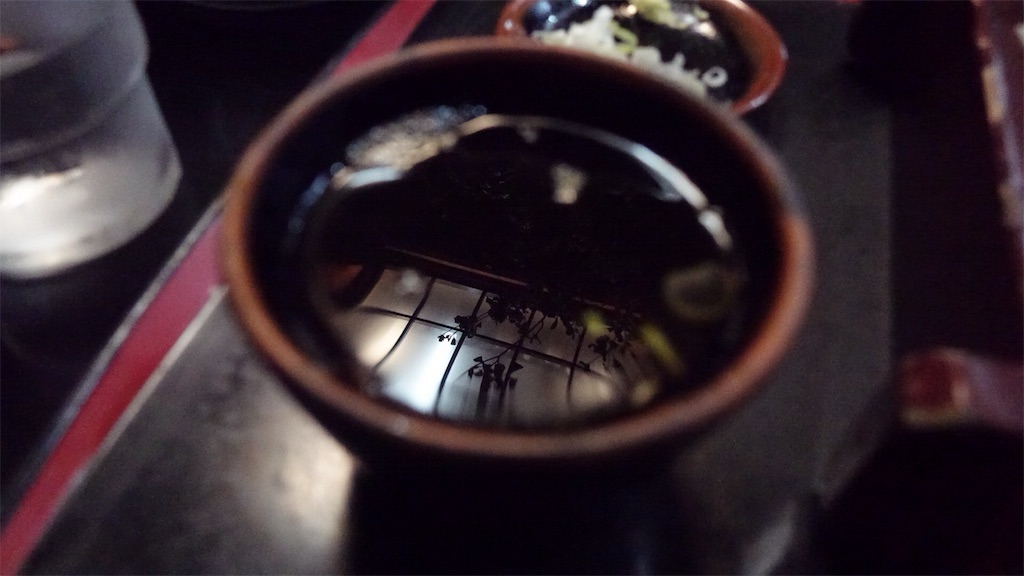 東京都 新宿西口 手打蕎麦 渡邊 　都会の真ん中でちゃんと手打ちを食べさせる老舗蕎麦屋 つゆ 品川イッコー