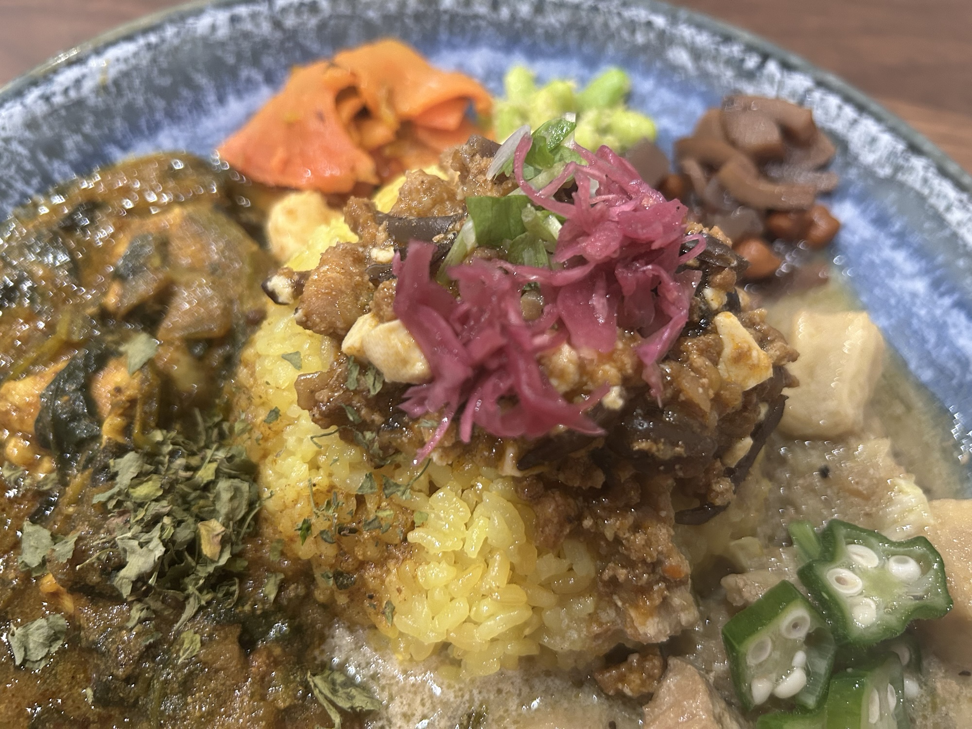 東京都 赤坂 スパイスカレー 胡粋 (こすい) 下北沢の間借りから赤坂で花開いた、センス際立つ一皿 スパイスカレー 品川イッコー