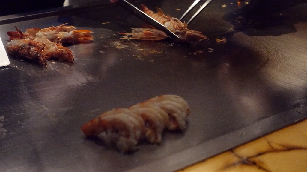 押上 スカイレストラン634 鉄板焼き 天空 鉄板で車海老を焼いている