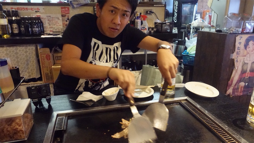 浅草 鉄板酒場 浅吉 後輩が焼いてる