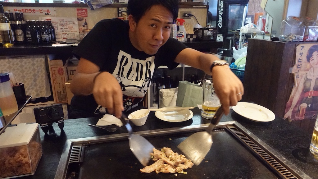 浅草 鉄板酒場 浅吉 後輩が焼いてる
