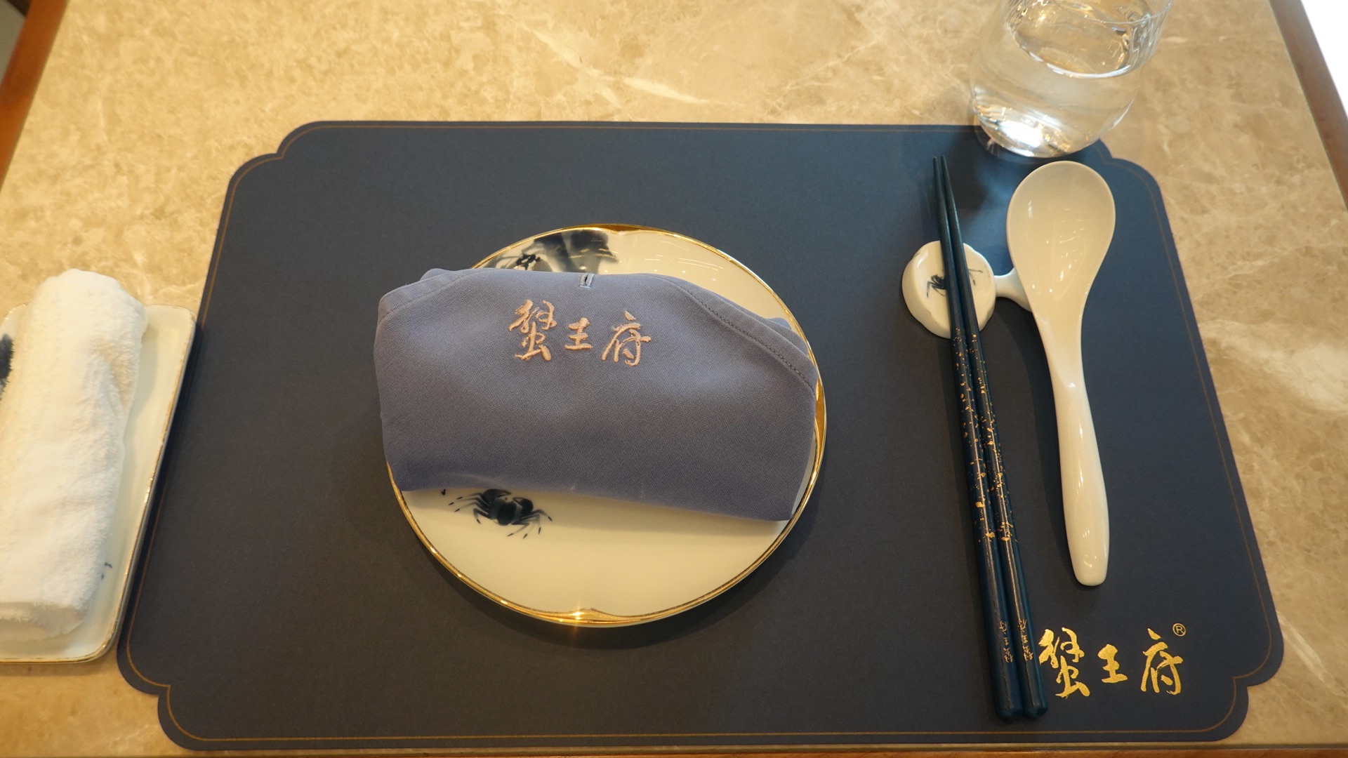 三越前 蟹王府 テーブル