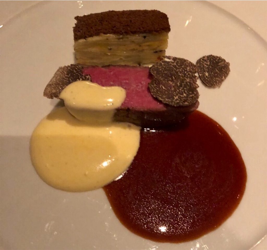 渋谷 タワーズレストラン クーカーニョ 国産牛フィレ肉のポワじゃがいものミルフィーユ黒トリュフのスライス