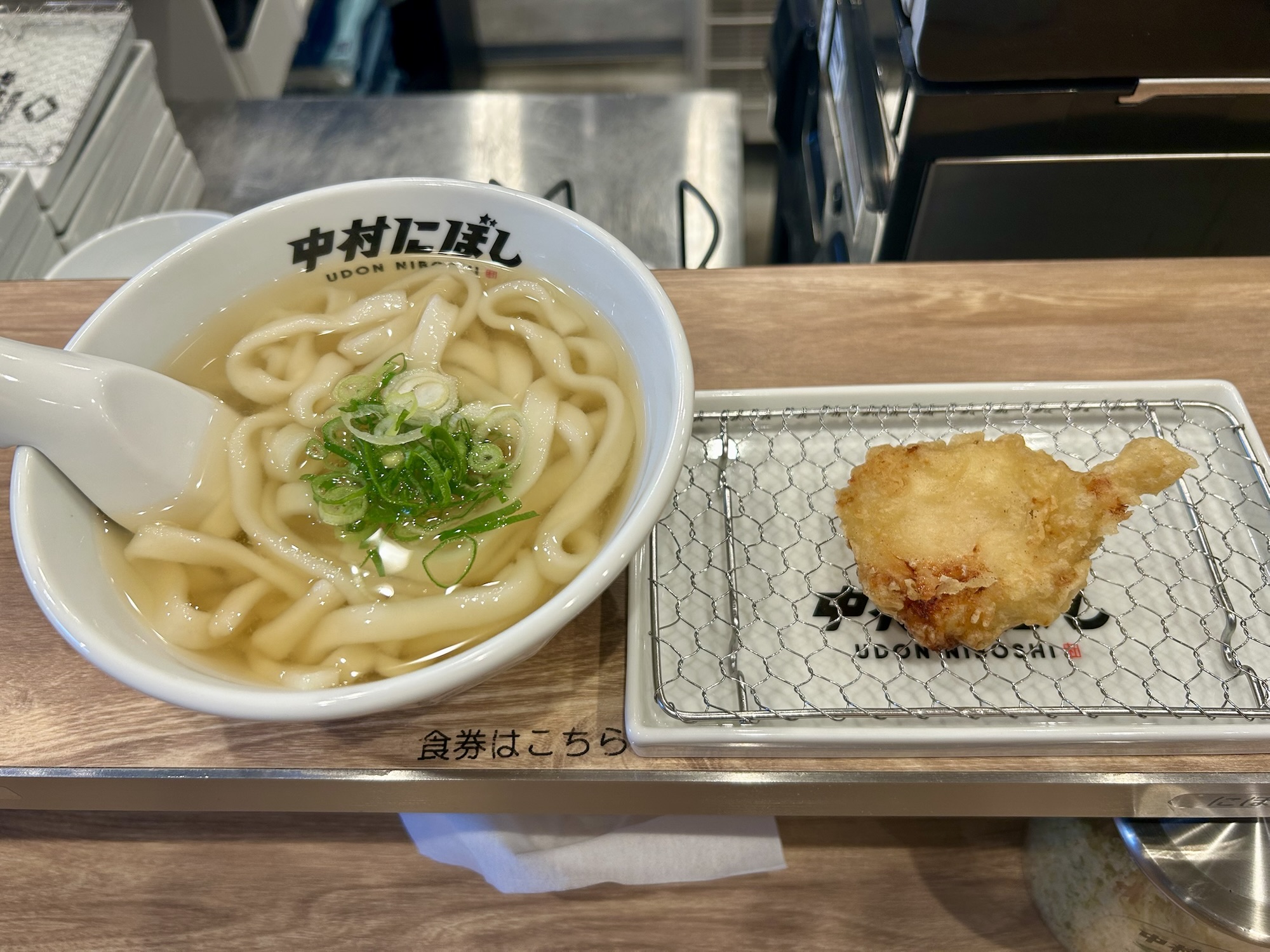 表参道 博多うどん 中村にぼし かけうどん