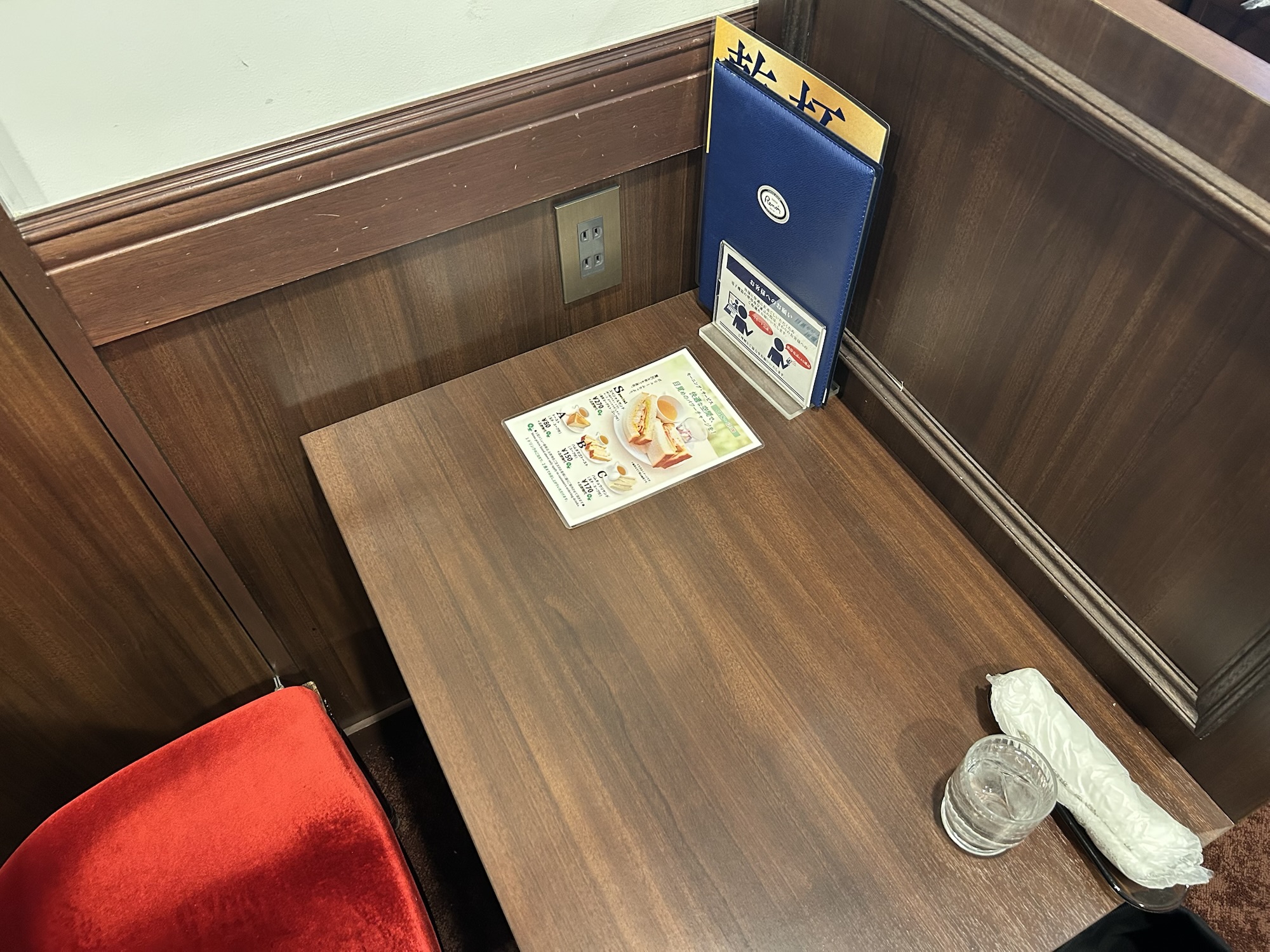 喫茶室ルノアール 青山花茂店 机