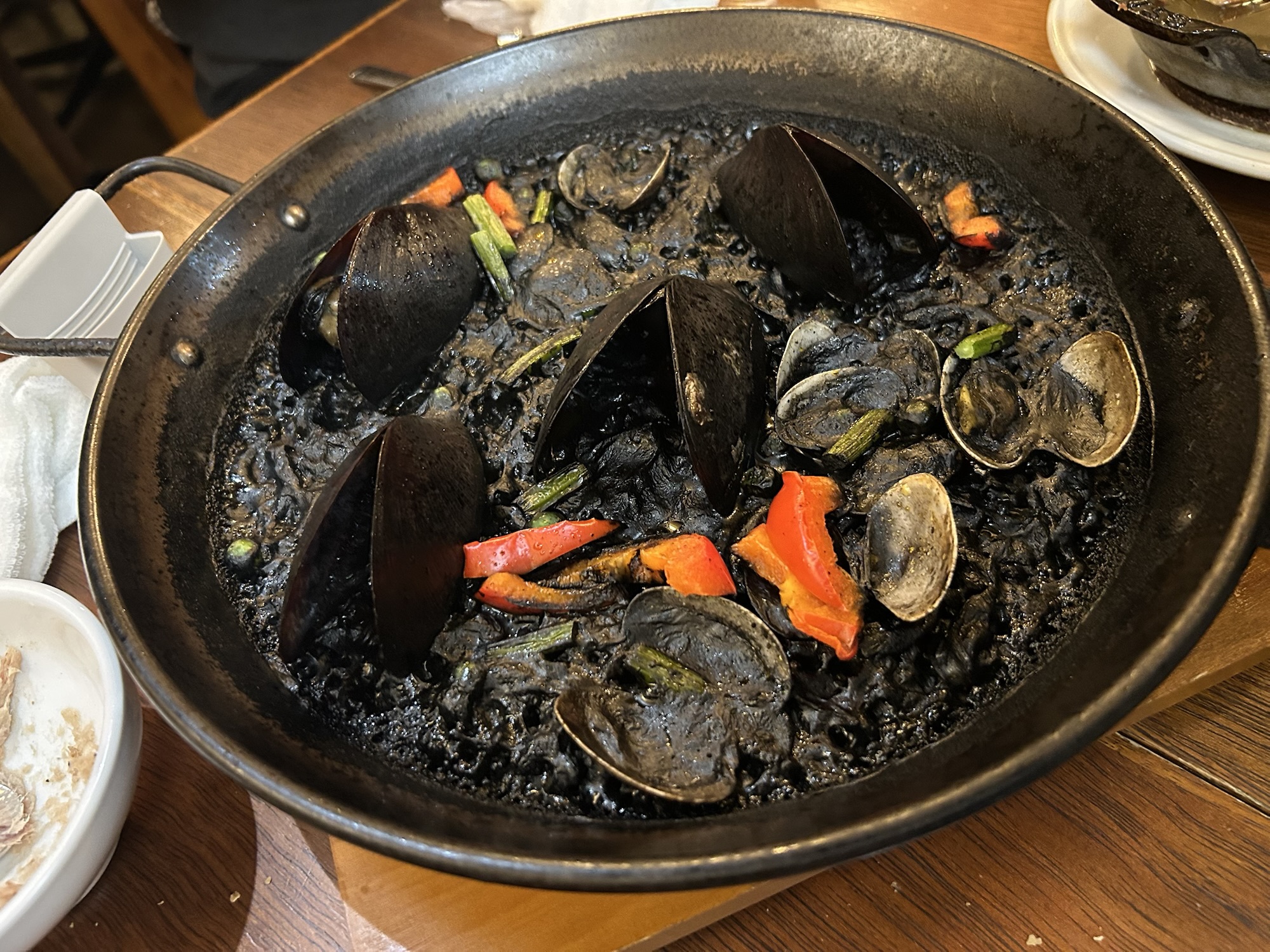 神泉 ミネバル イカ墨のパエジャ