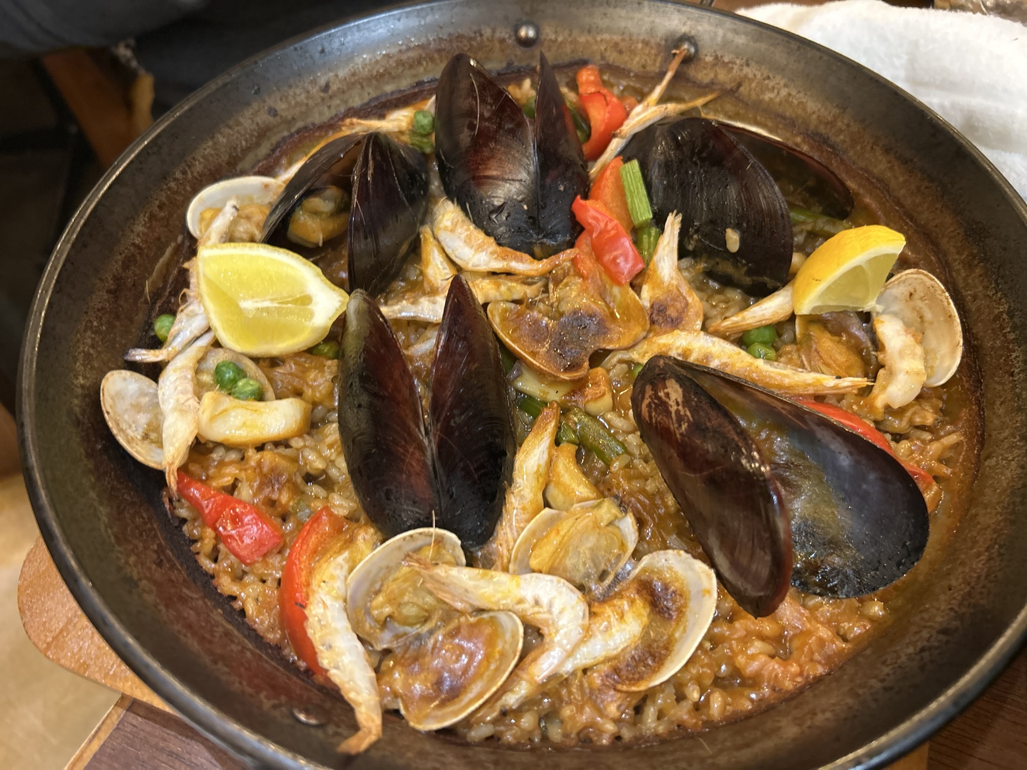 神泉 ミネバル 白エビとムール貝のパエジャ