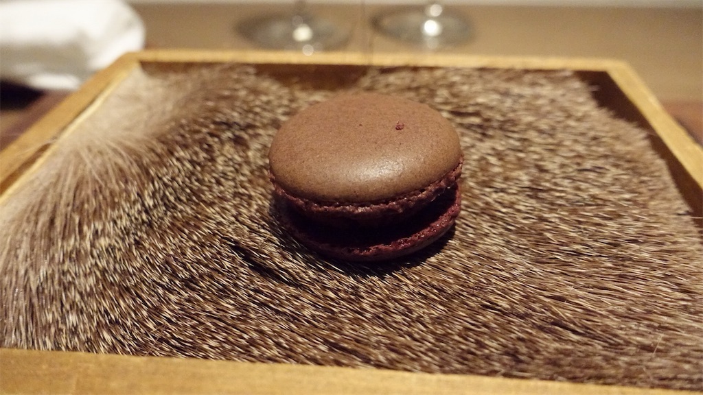 表参道 ラチュレ 蝦夷鹿のブラッドマカロン