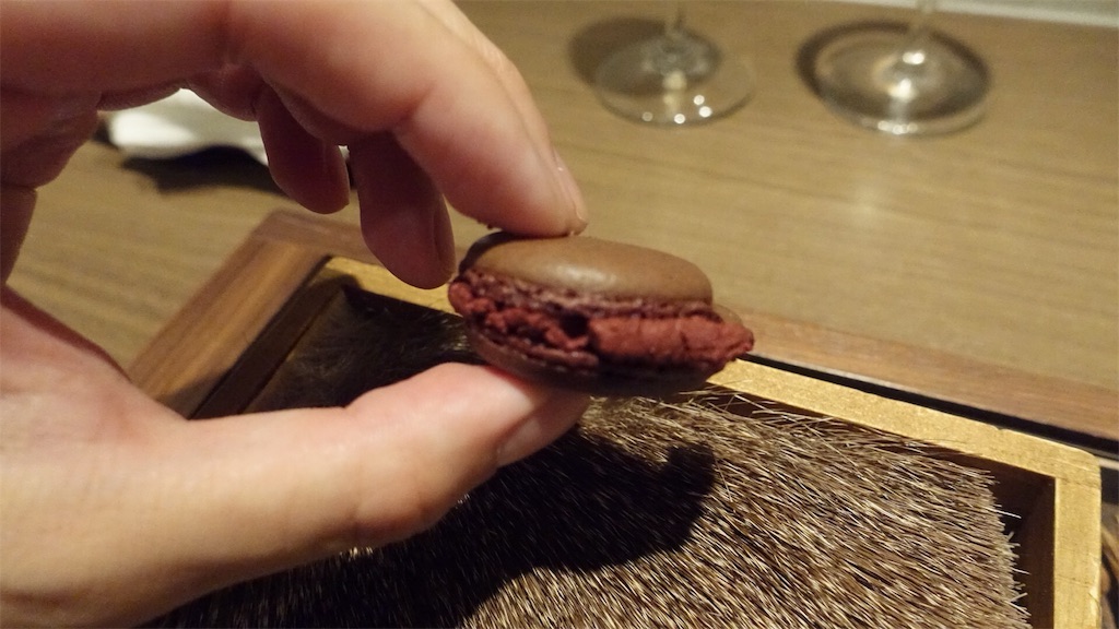 表参道 ラチュレ 蝦夷鹿のブラッドマカロン