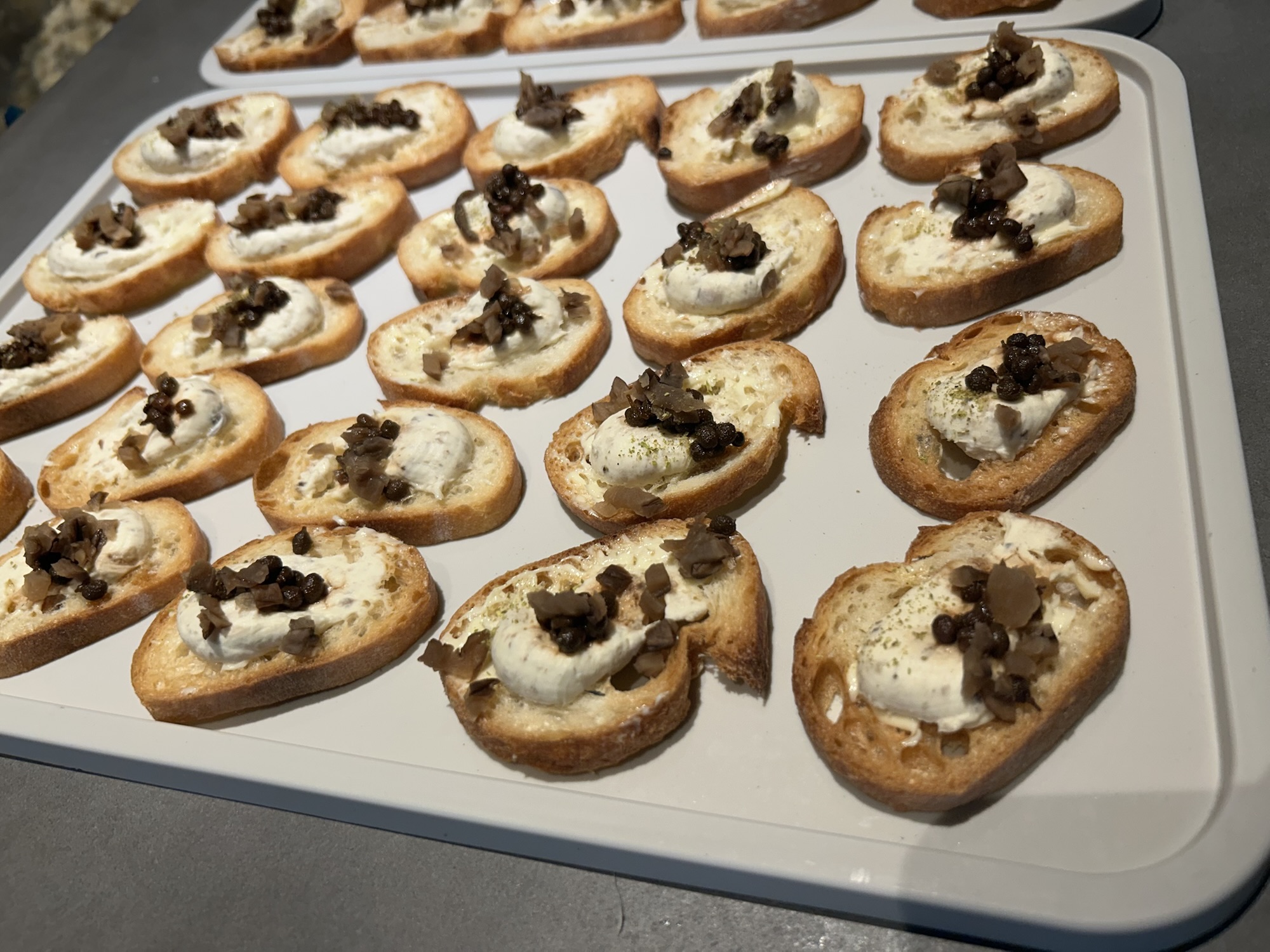 田町 芝浦とりまち いぶりがっこと茸のクリームチーズカナッペ