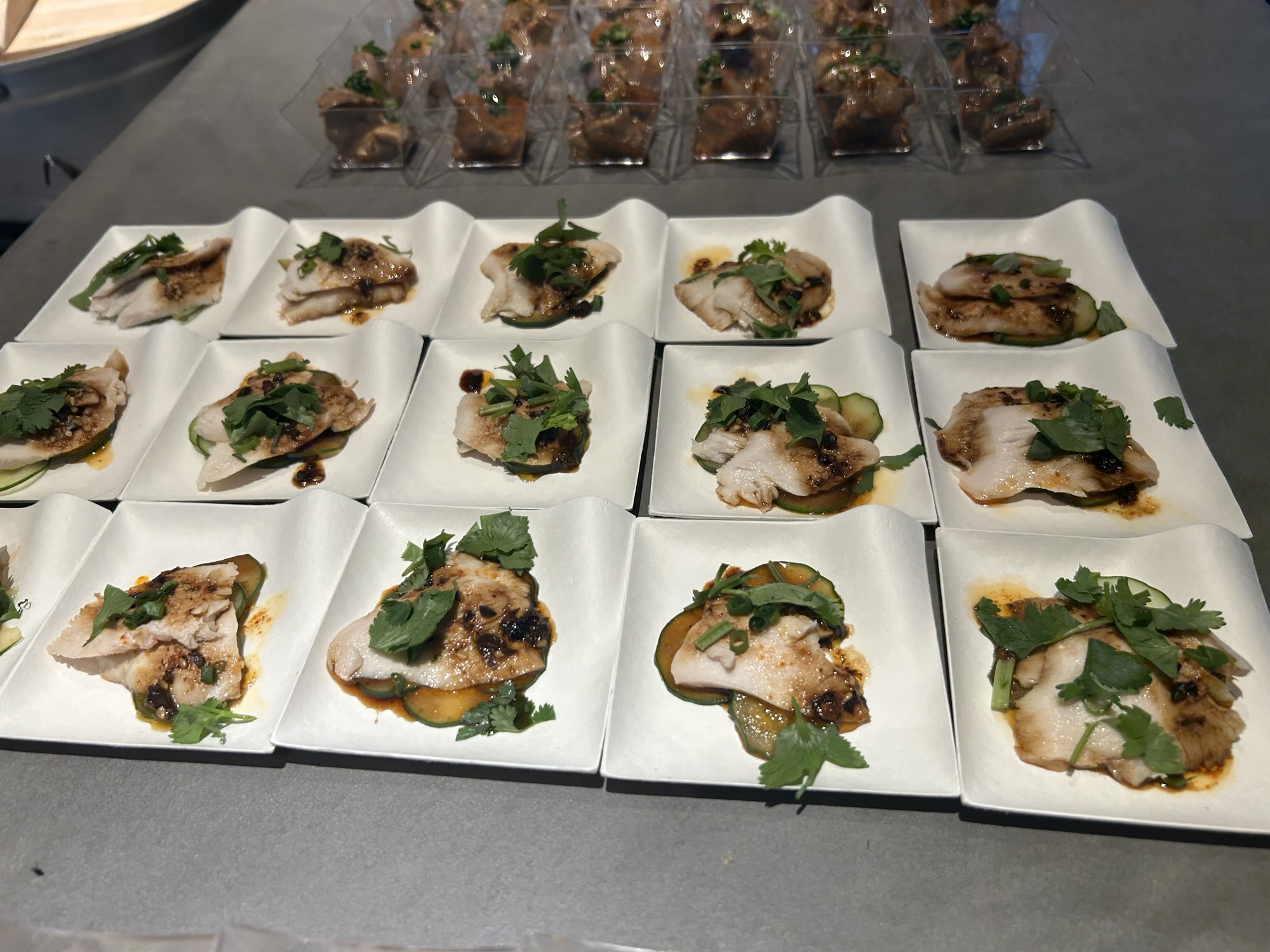 田町 芝浦とりまち しびれ鶏パクチーのせ