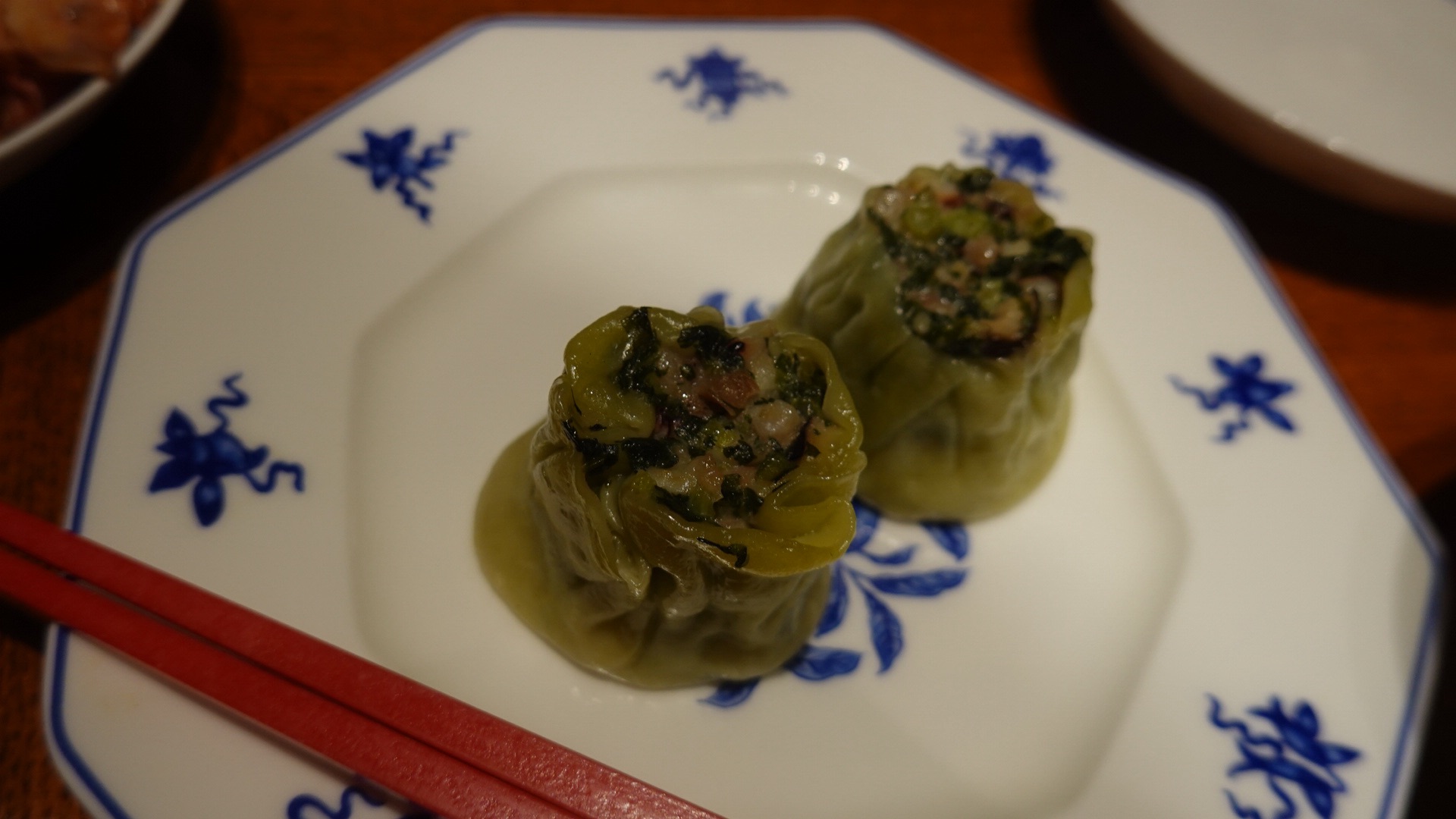 六本木 老四川 飄香小院 春菊とイカの翡翠シュウマイ