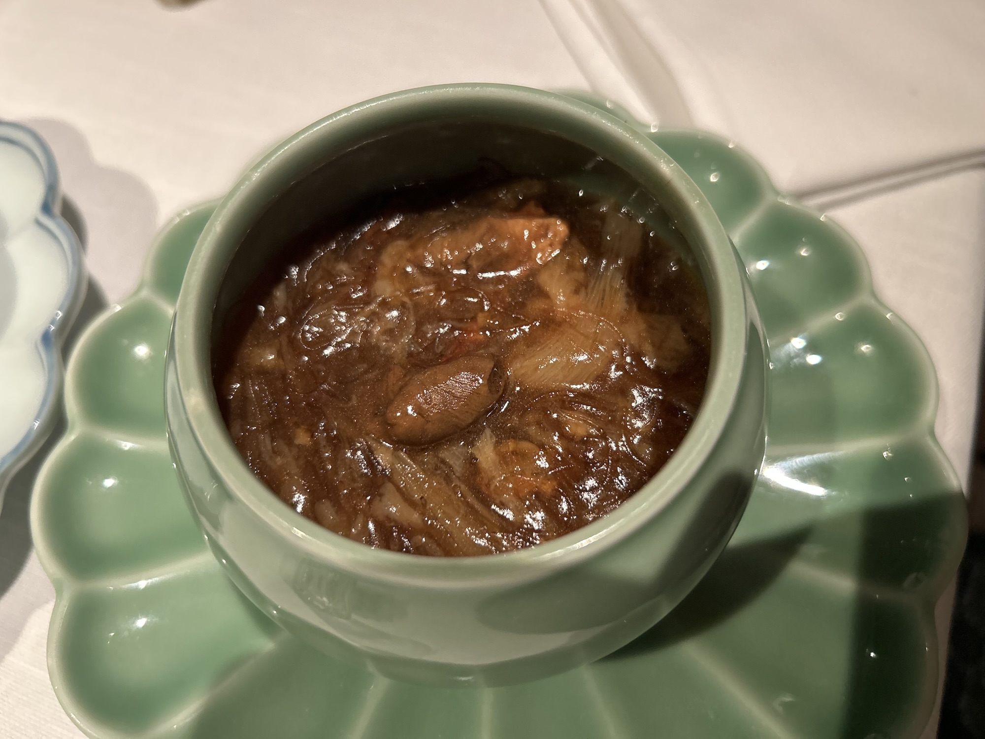 六本木 中国飯店 六本木店 壺入りふかひれとポルチーニ茸の濃厚醤油煮込み