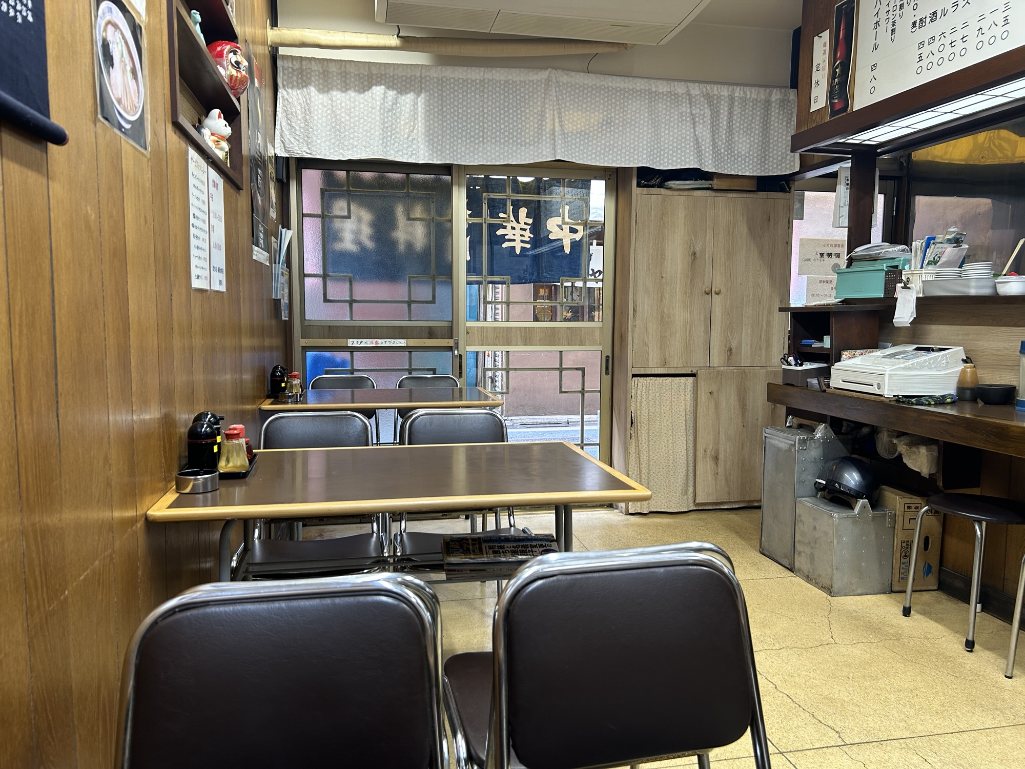 調布 桃園 店内