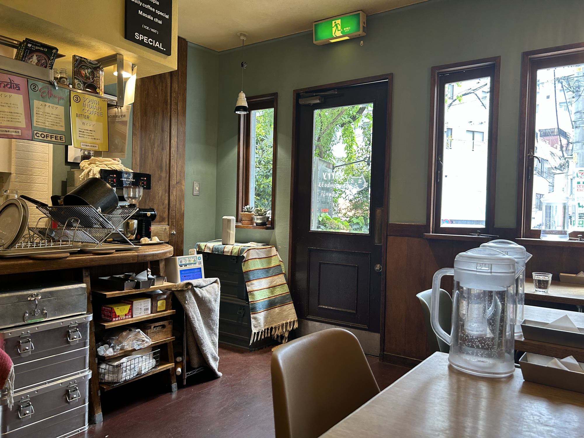 高円寺 negombo33 店内