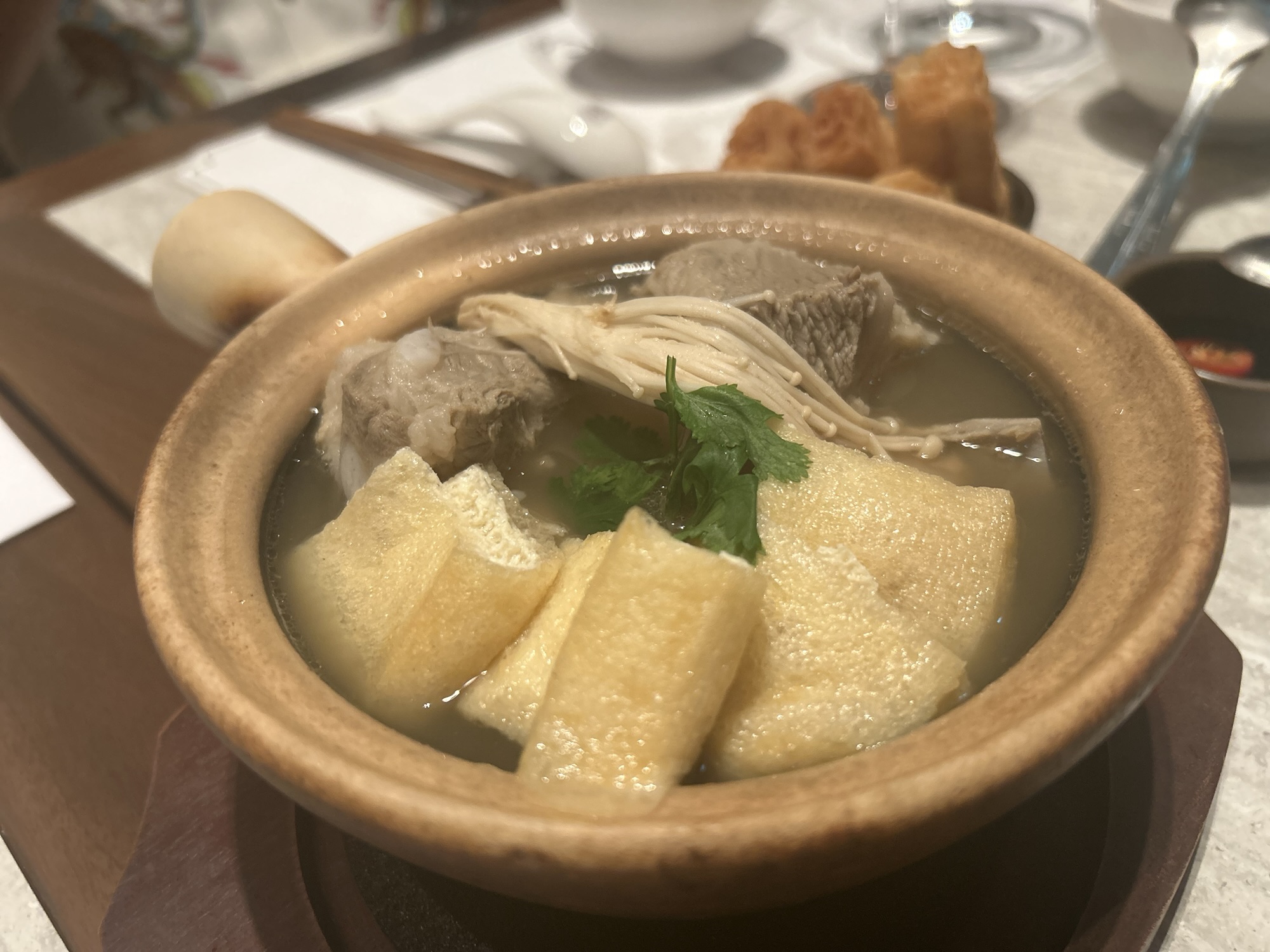 丸の内 CHATTERBOX CAFE バクテー骨付き肉の薬膳スープ
