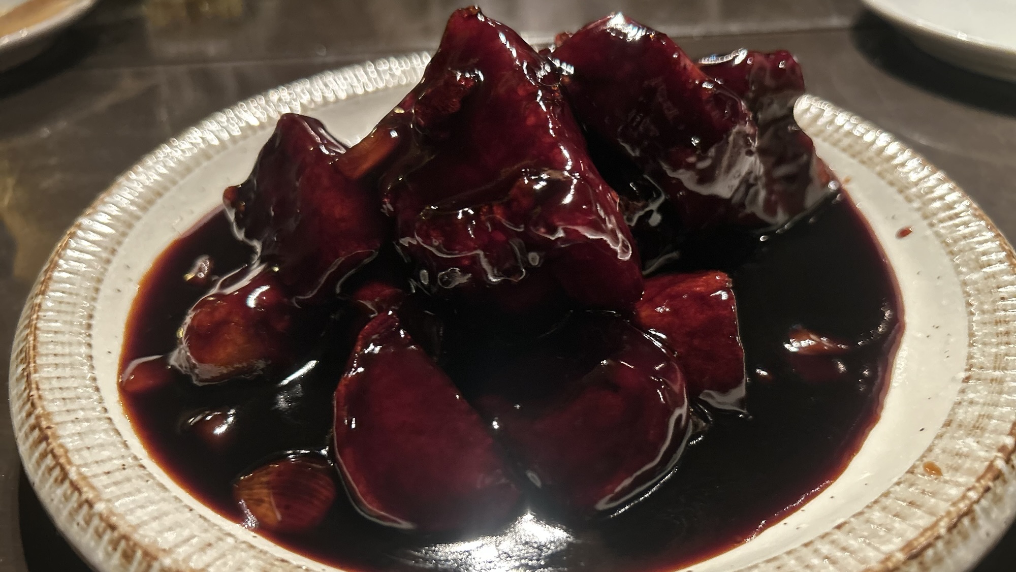 六本木 黒猫夜 六本木店 黒酢のスブタ 里芋添え