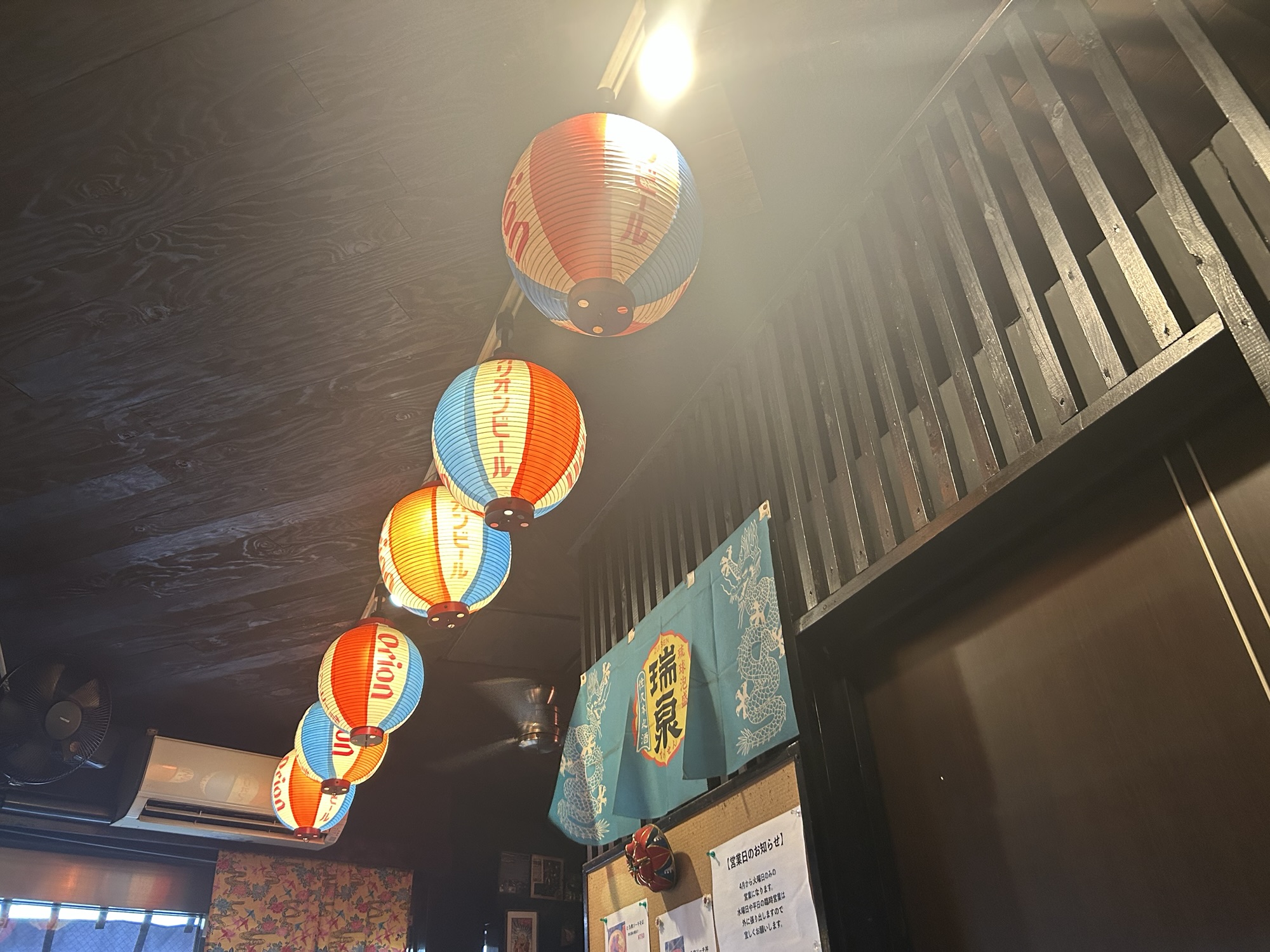 西調布 楽園食堂 うるま島 店内