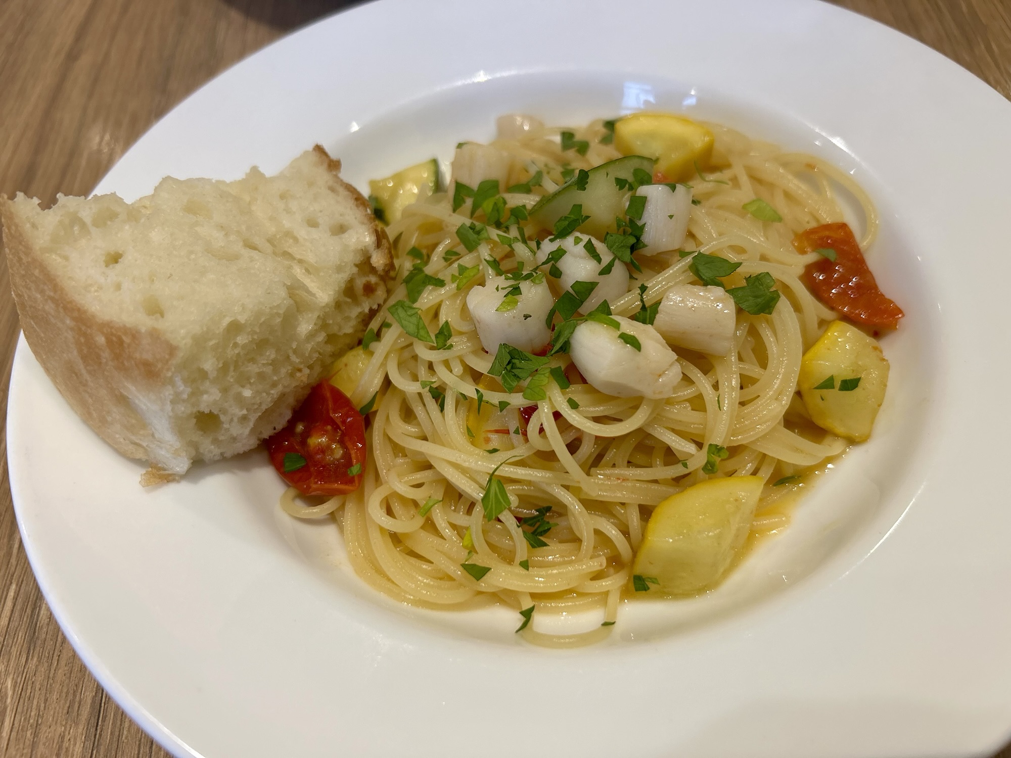 府中 イタリア料理を食べに行こう 小柱とセミドライトマトとズッキーニのペペロンチーノ