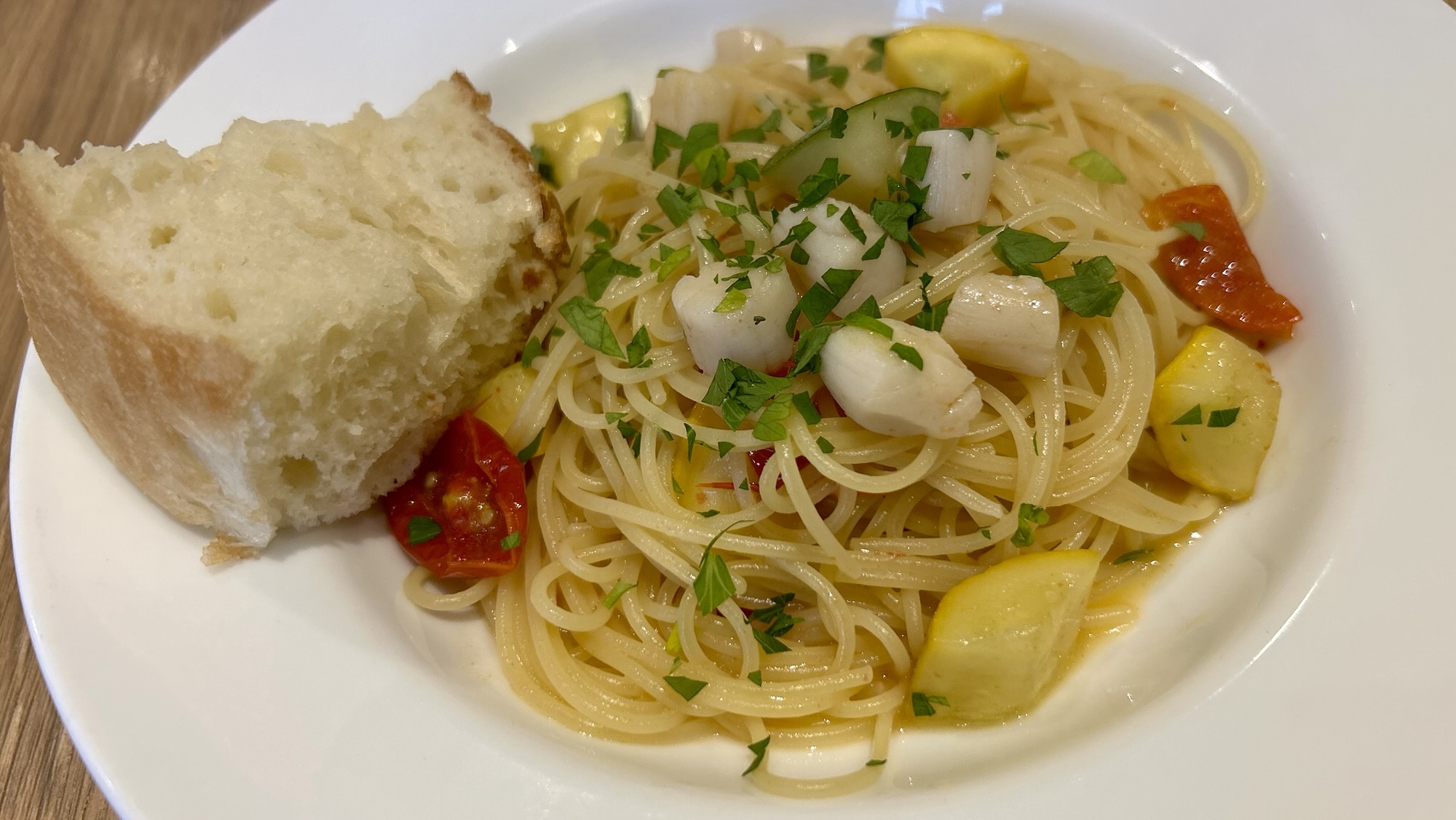 府中 イタリア料理を食べに行こう 小柱とセミドライトマトとズッキーニのペペロンチーノ