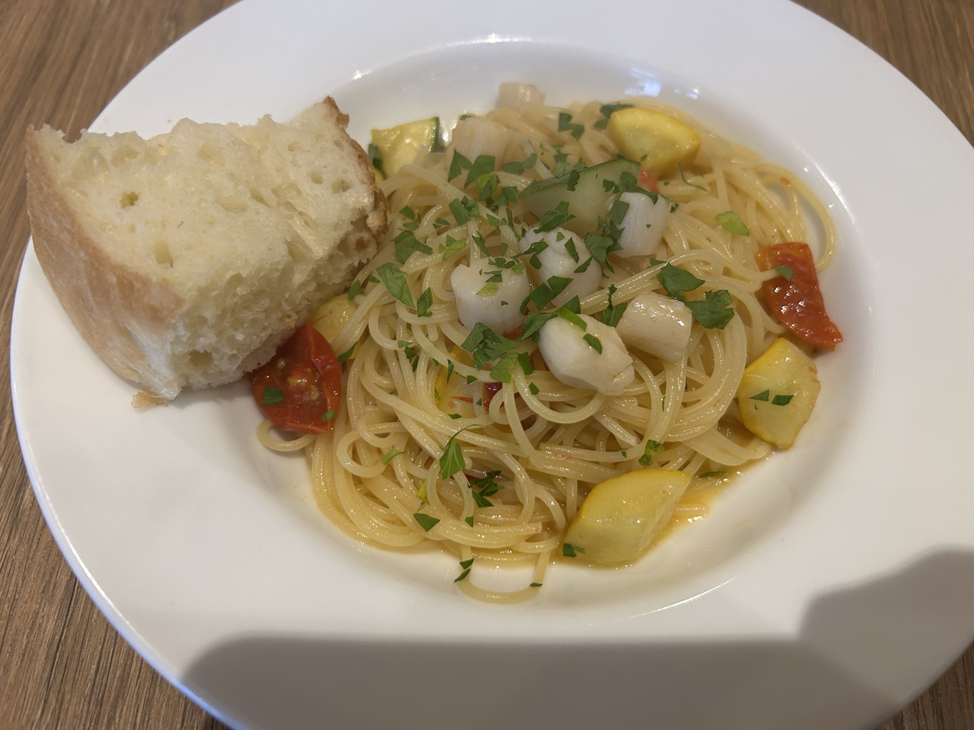 府中 イタリア料理を食べに行こう 小柱とセミドライトマトとズッキーニのペペロンチーノ