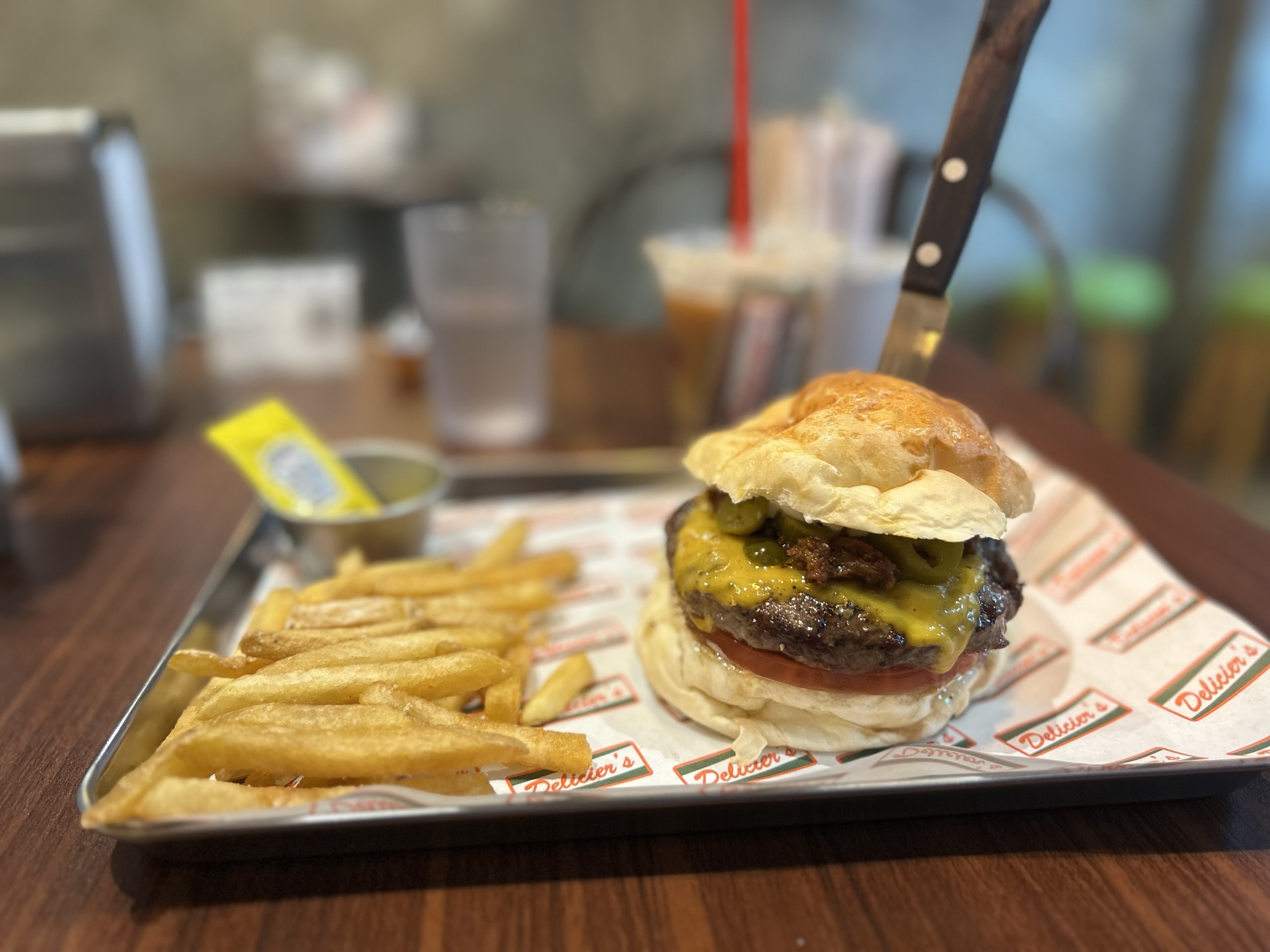 立川 Delicier’s ナチョバーガー