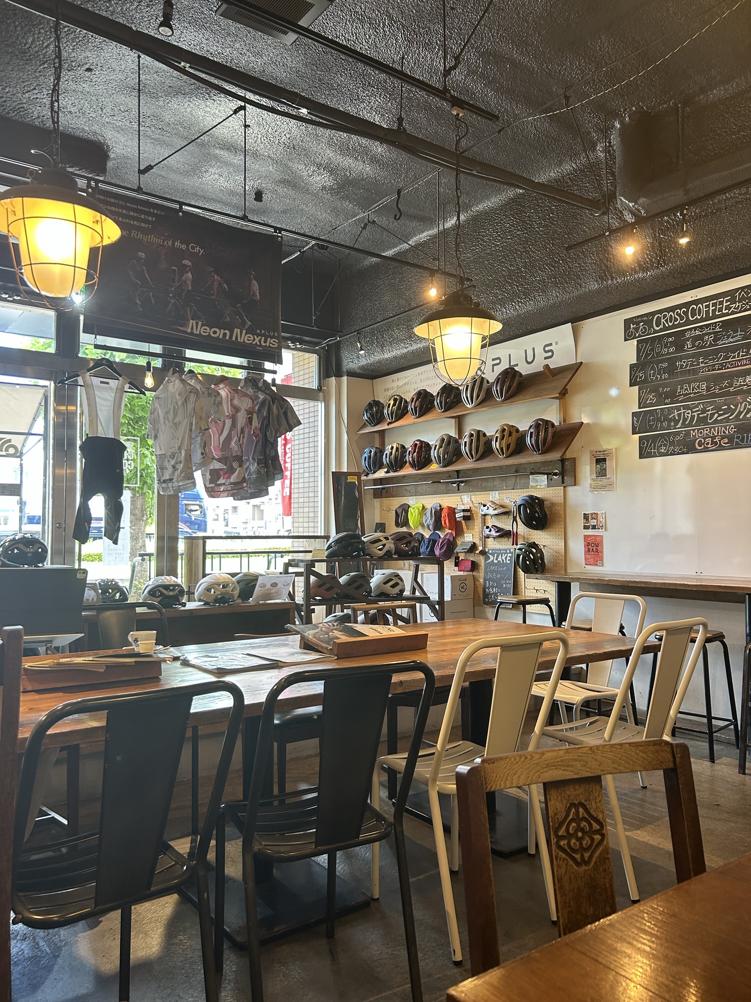 稲城市 CROSS COFFEE 店内