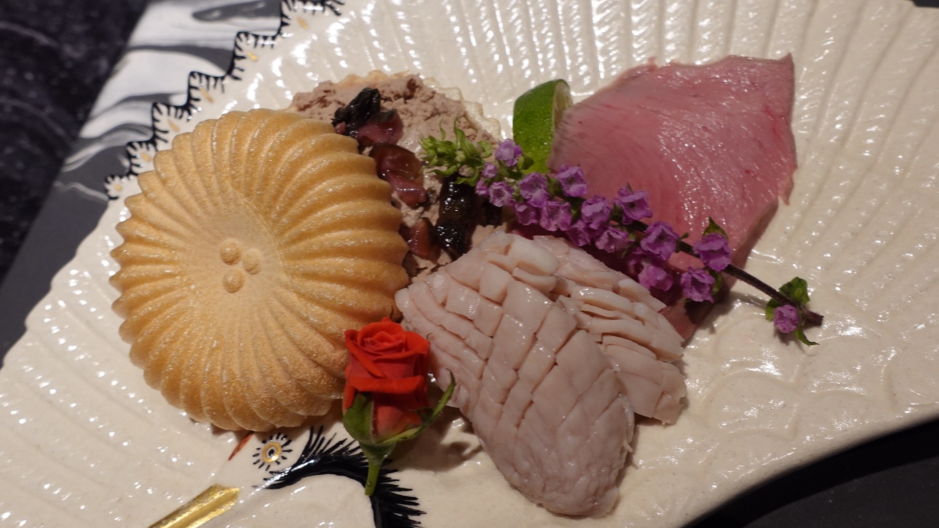 静岡市 焼肉割烹 豚豚拍子 レバーのモナカ、ハツの低温調理、昆布出汁でボイルしたガツ
