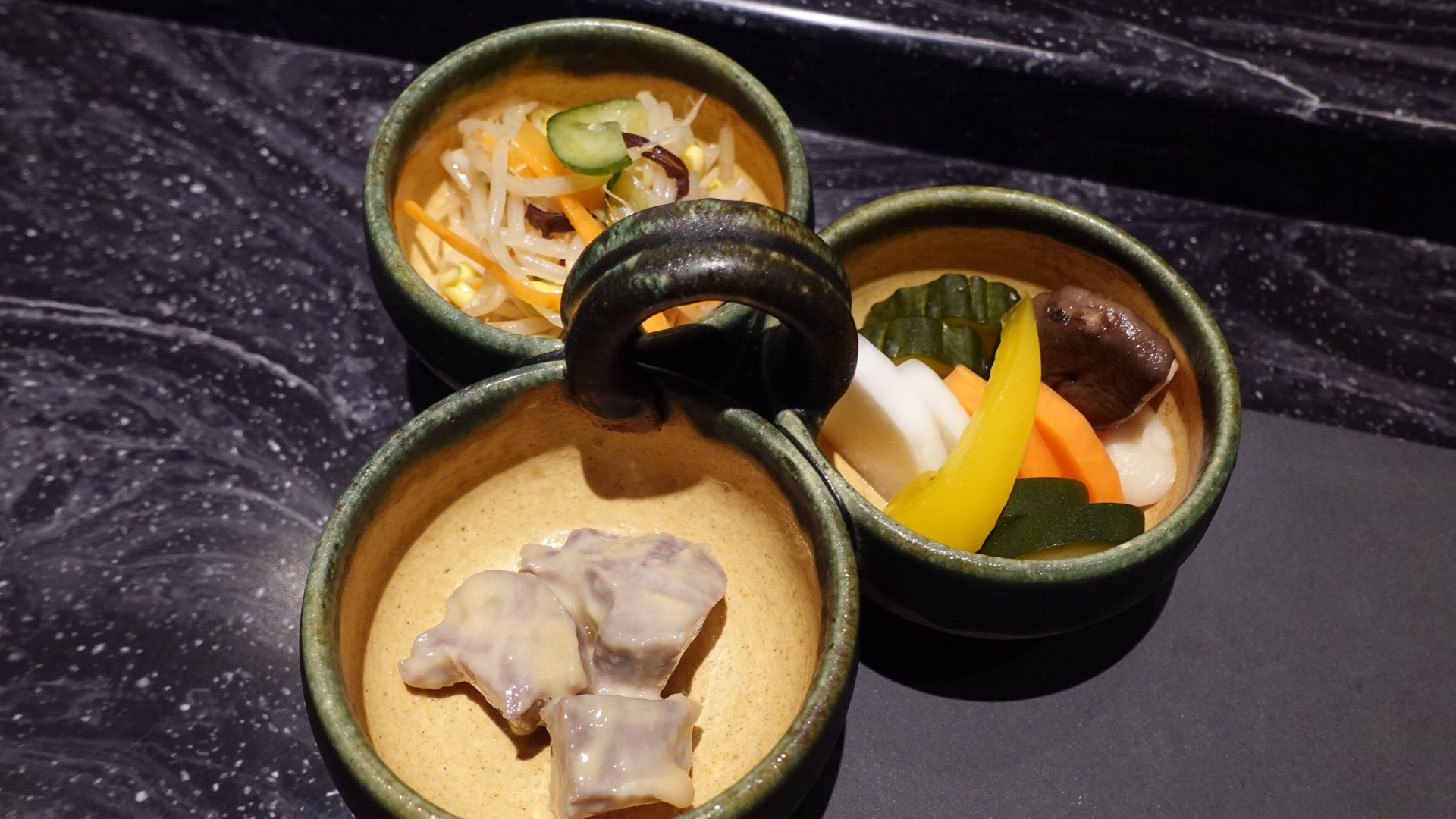 静岡市 焼肉割烹 豚豚拍子 自家製ナムル、自家製糠漬け、タンの味噌和え
