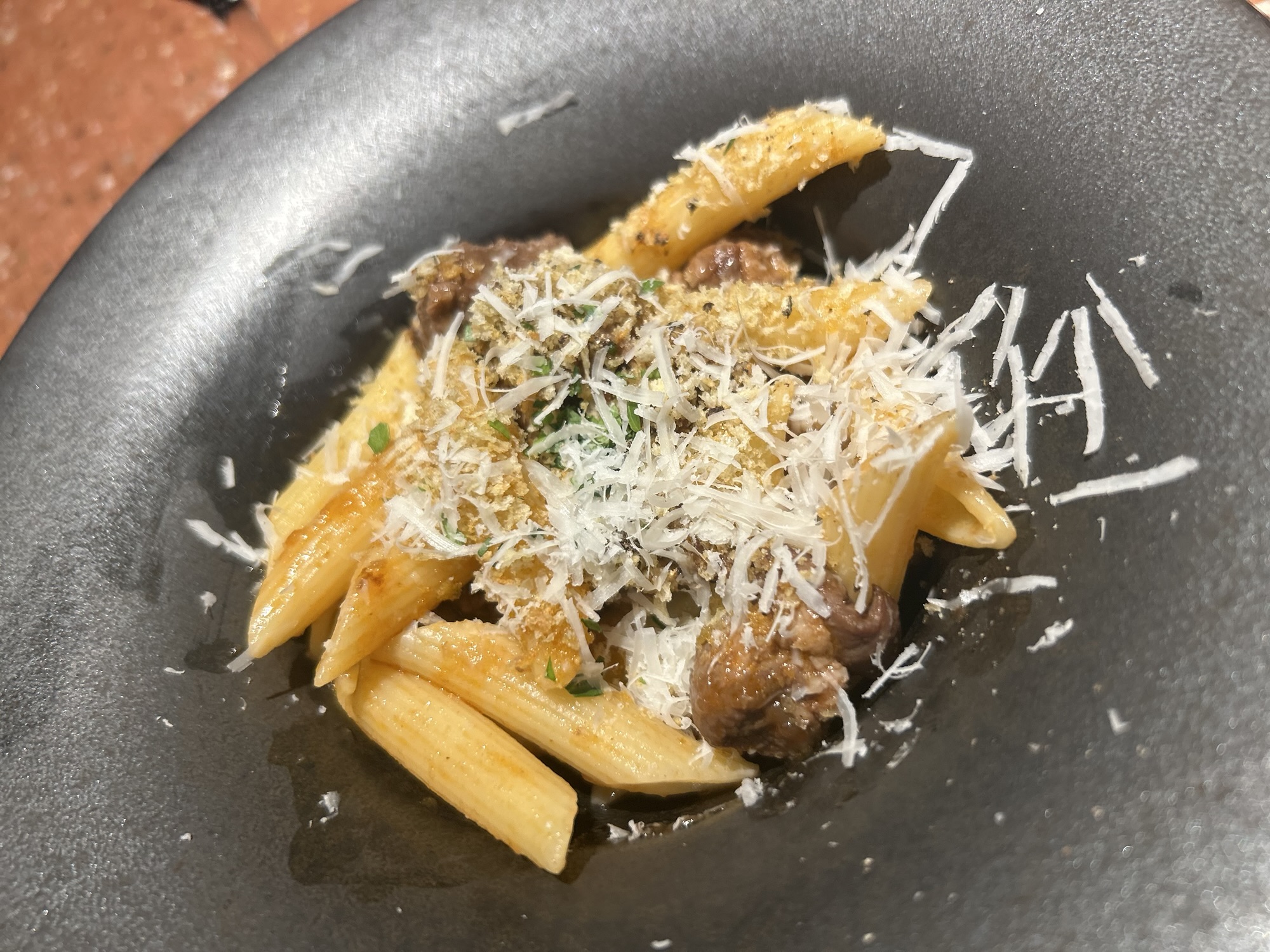 東京駅 炭羊 Lamb & Sake ワインがすすむ 羊のラグーペンネ