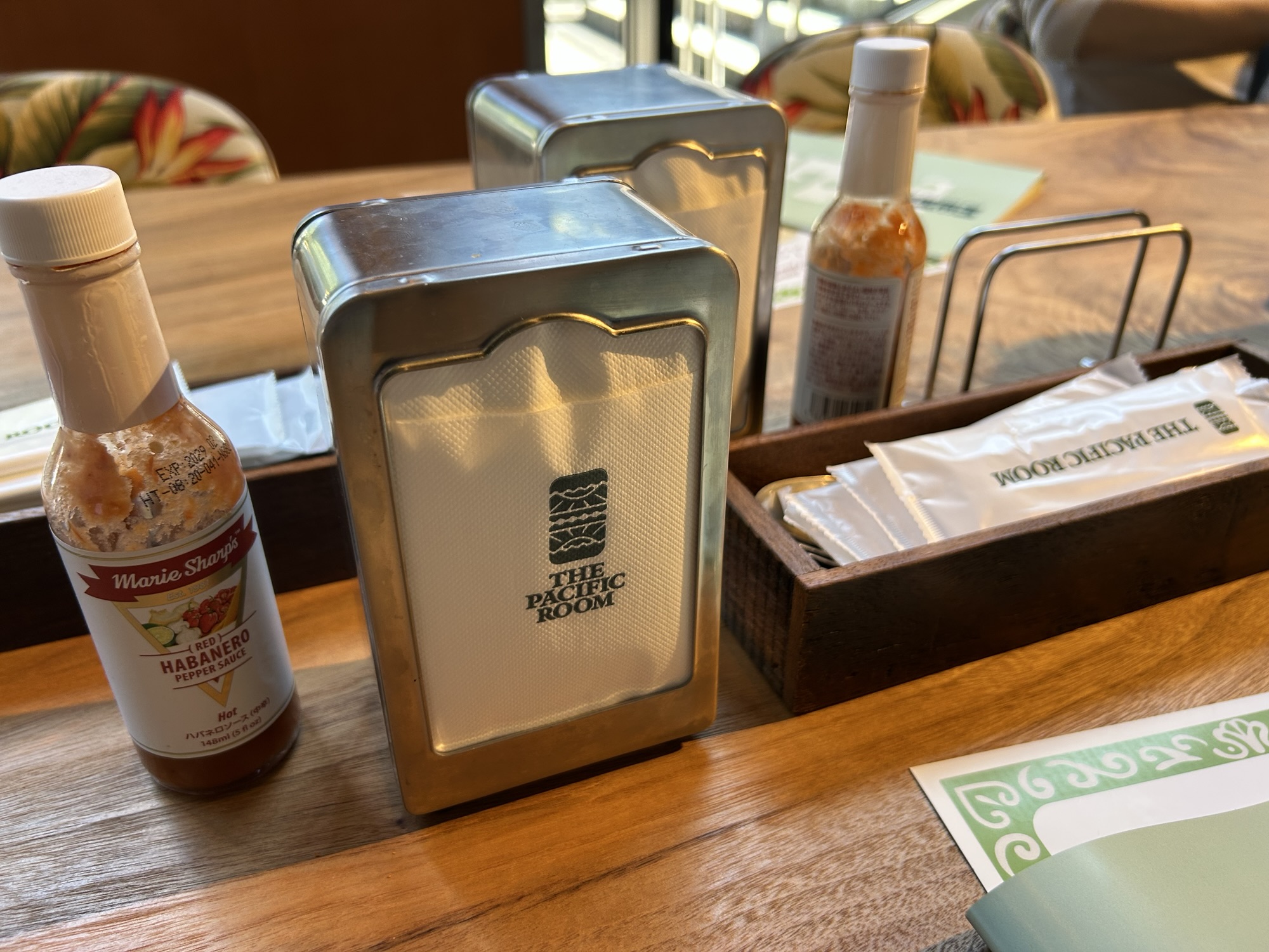 立川 THE PACIFIC ROOM テーブル