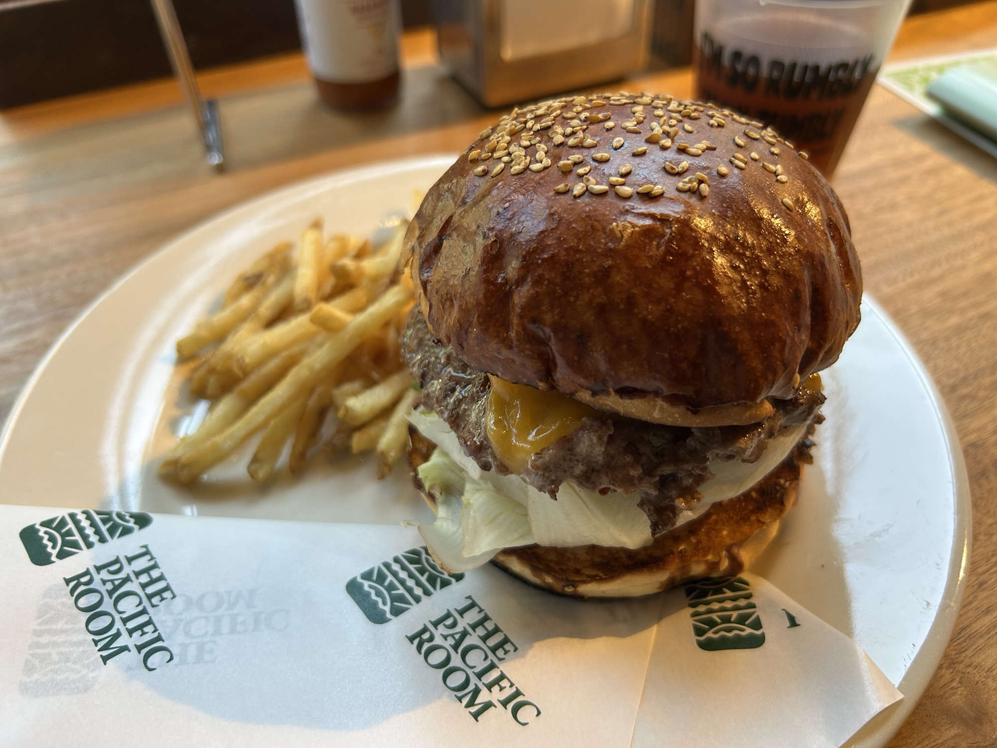 立川 THE PACIFIC ROOM チーズバーガー