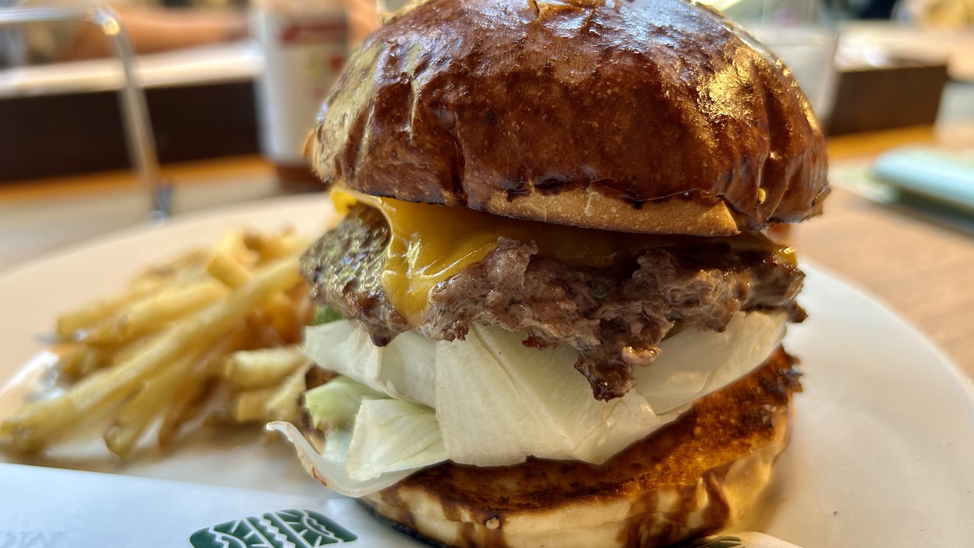 立川 THE PACIFIC ROOM チーズバーガー