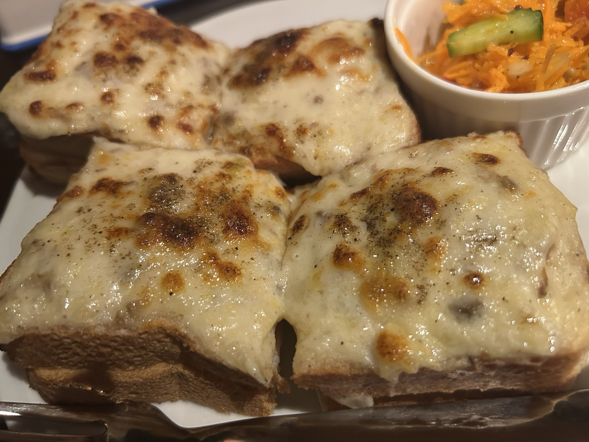 神保町 カフェ・トロワバグ グラタントースト
