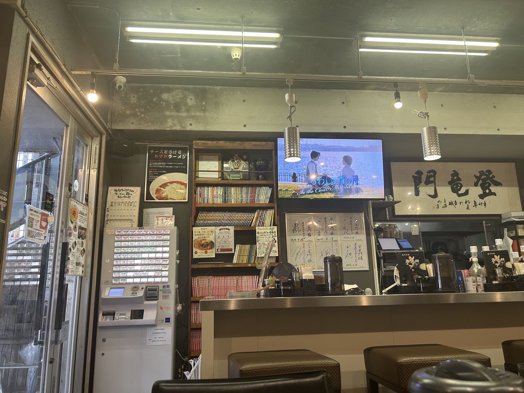 那覇 登竜門 店内