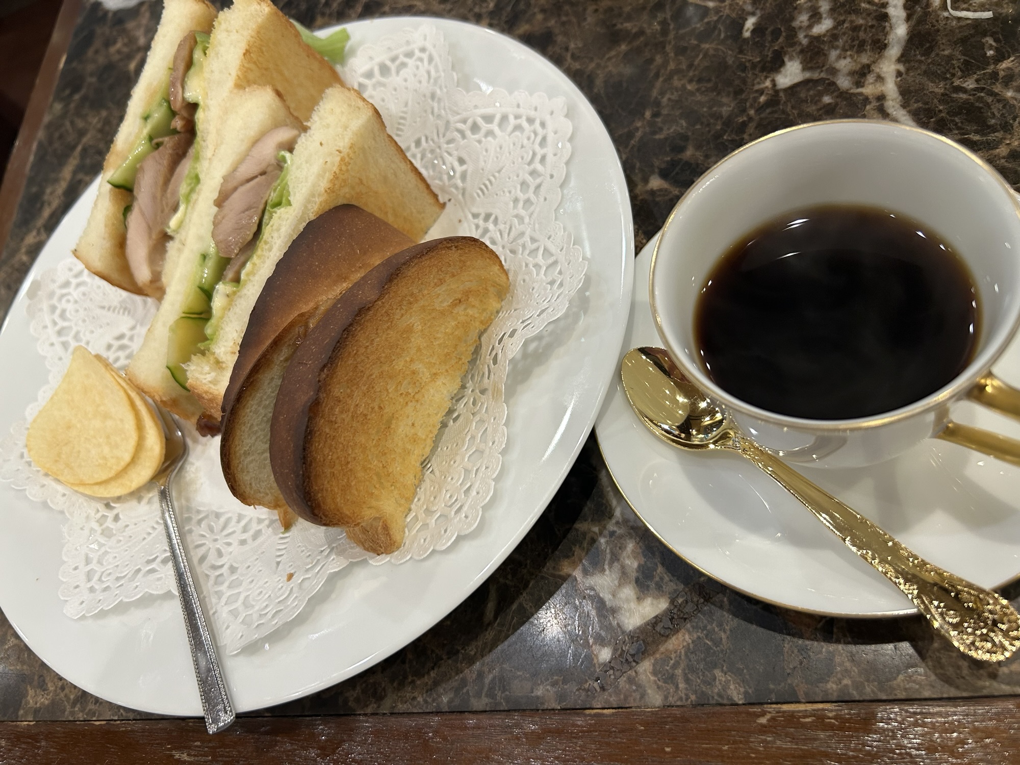 新宿 珈琲貴族エジンバラ 照り焼きチキントーストセット